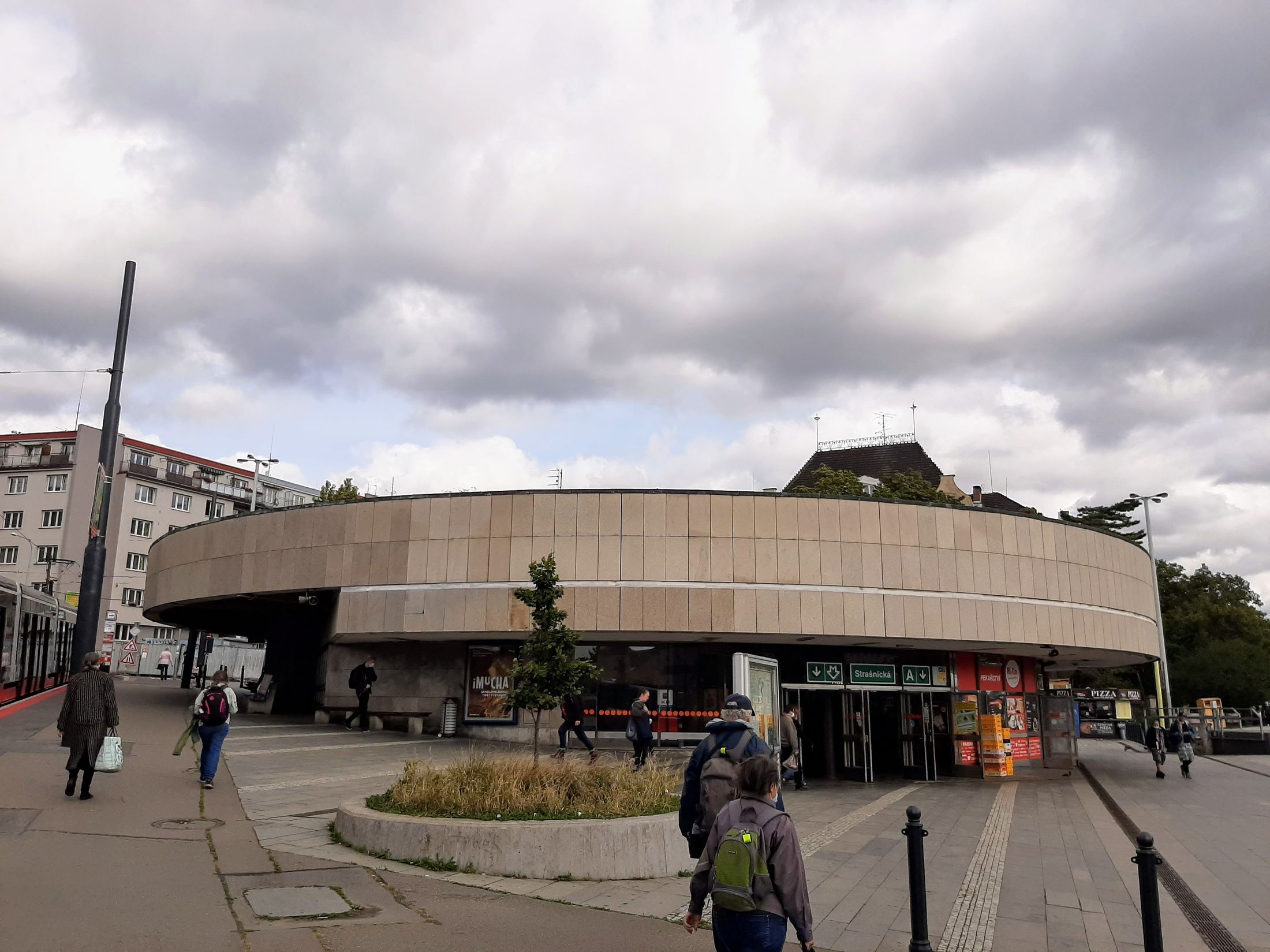 Budovy vestibulu je zapuštěna do svahu ulice Starostrašnická, probíhající zleva podél budovy v pohledu na obrázek, na které jsou zastávky tramvají.