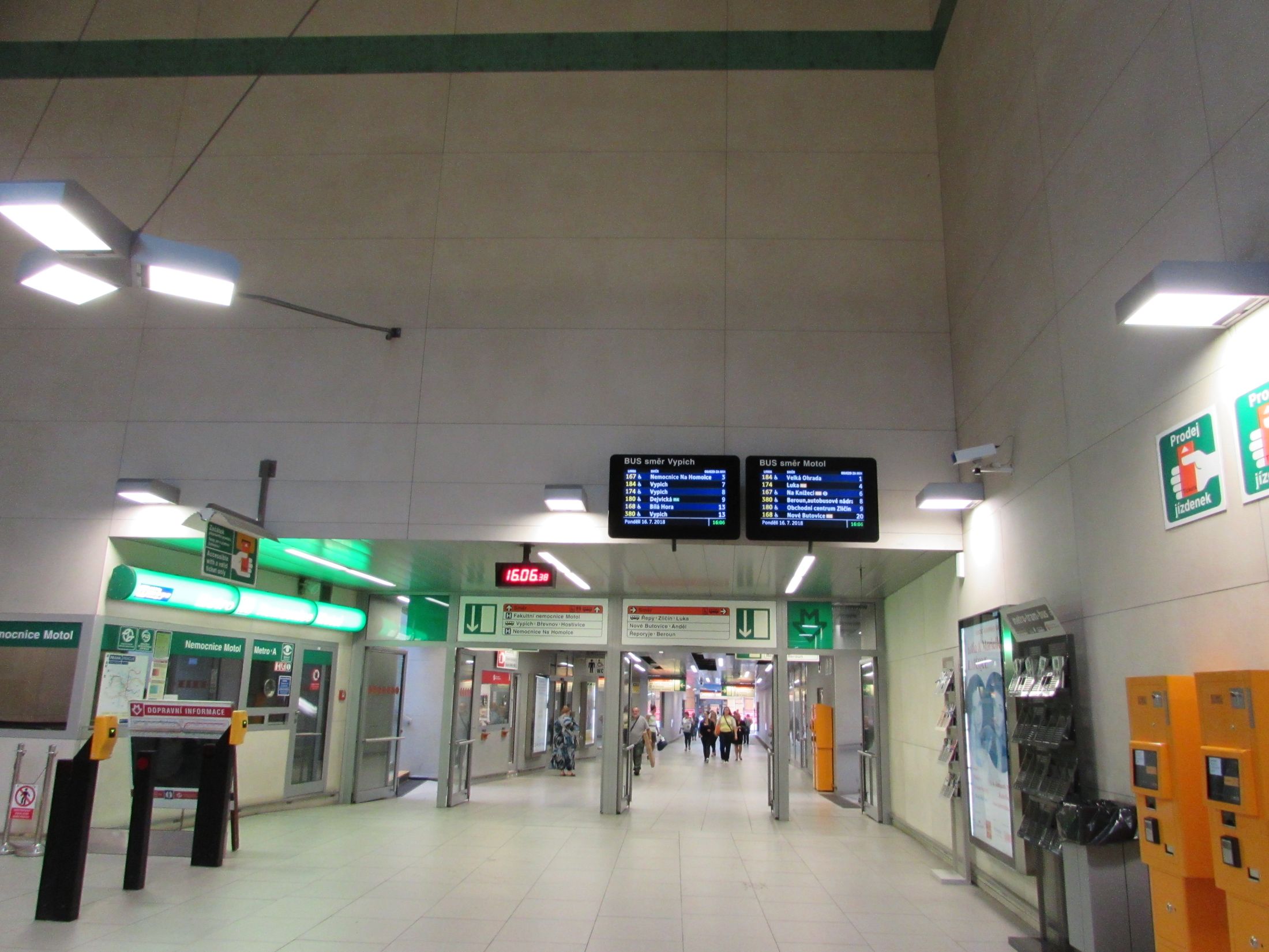 Vestibul metra v suterénu a za dveřmi podchod k Nemocnici Motol