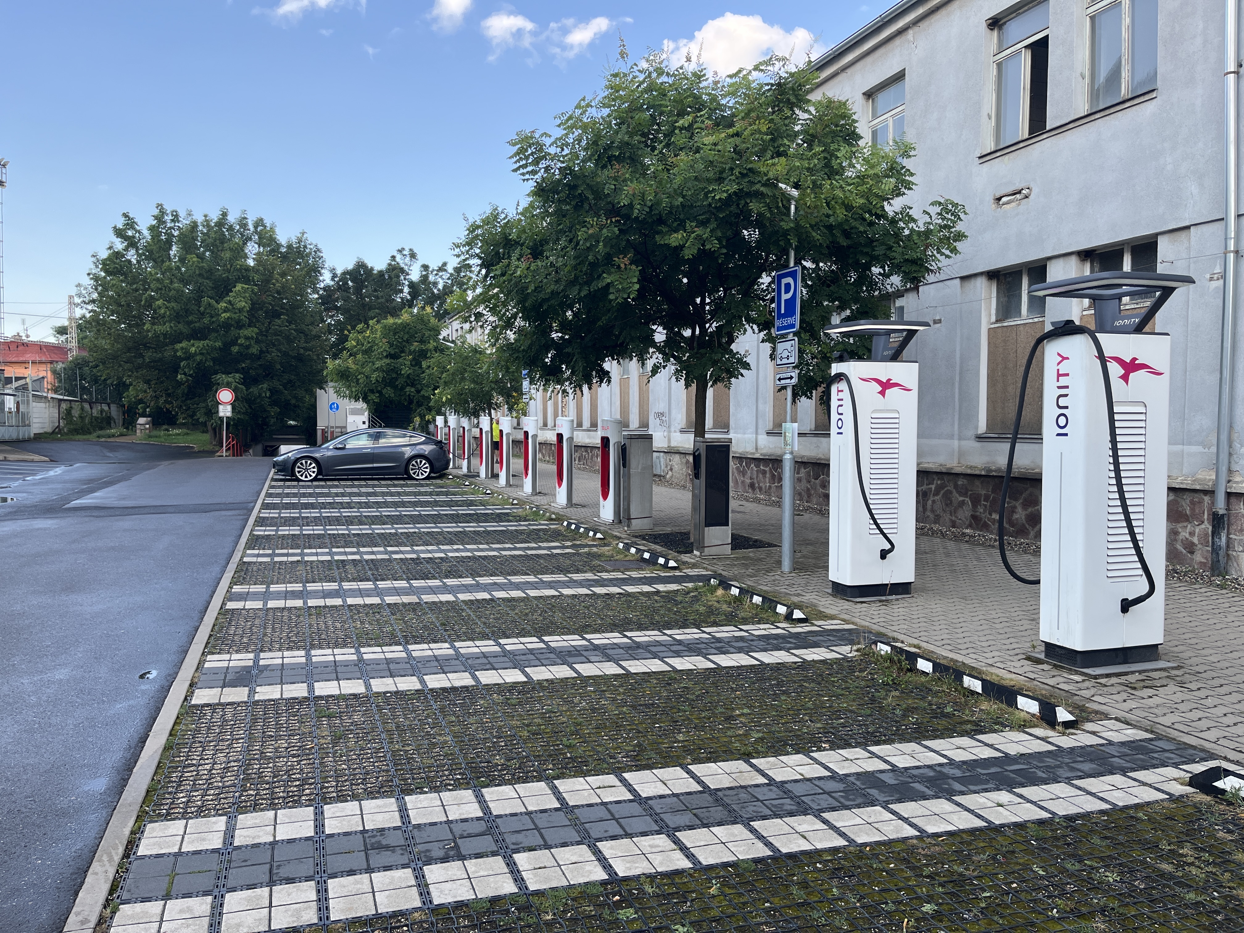 Nabíjecí stanice Tesla supercharger foto 6