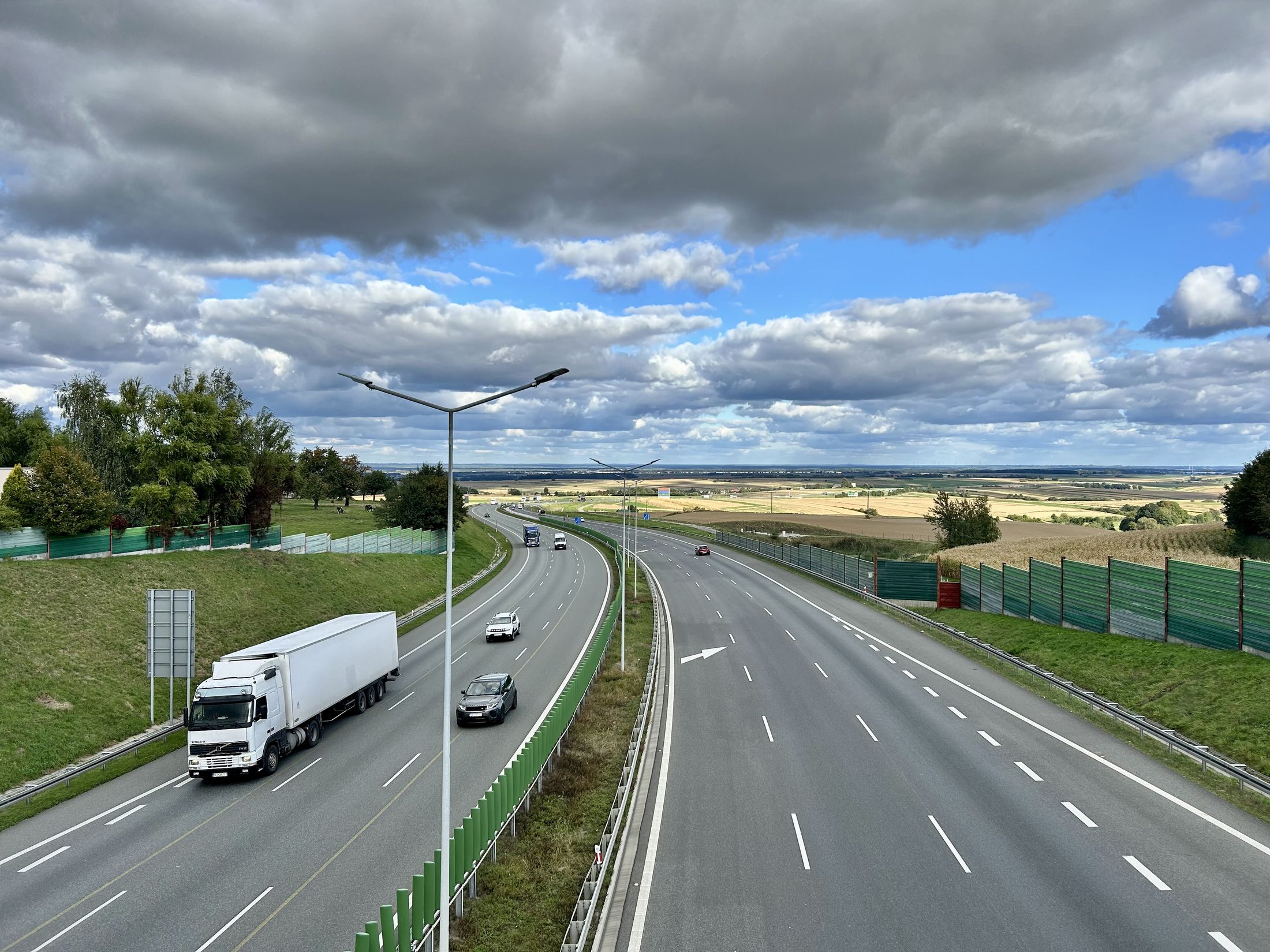 Czy wniesienie skargi na zatrzymanie prawa jazdy oznacza, że kierowcy wolno prowadzić auto?