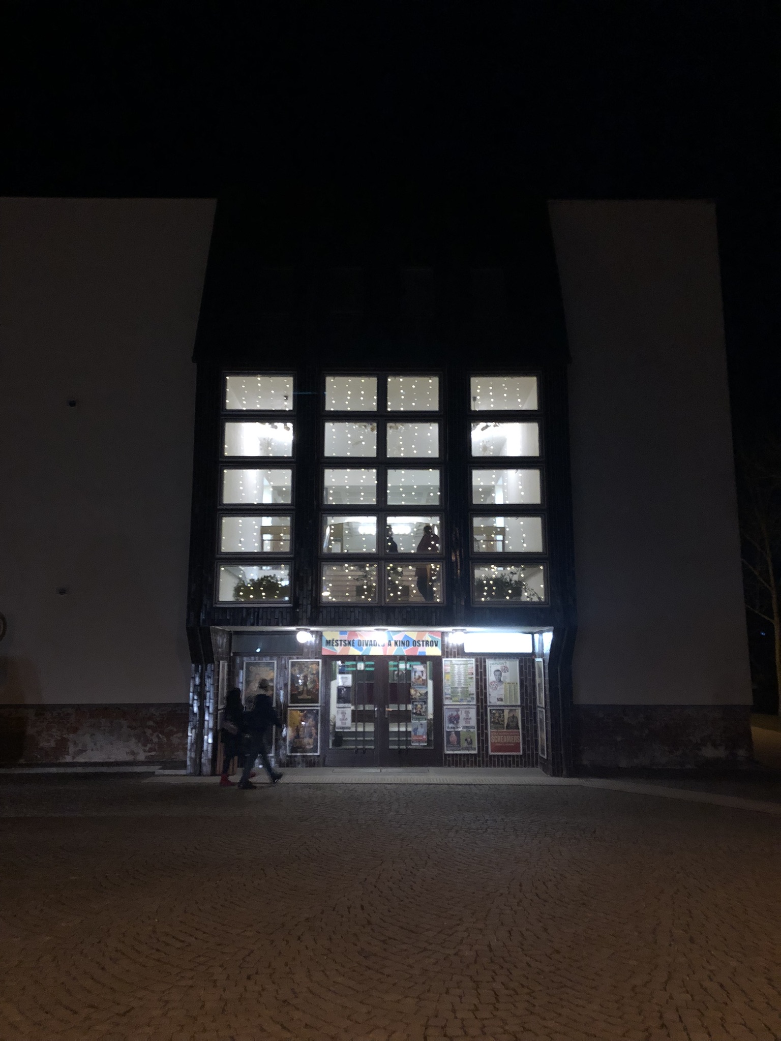 Městské divadlo a kino Ostrov foto 5