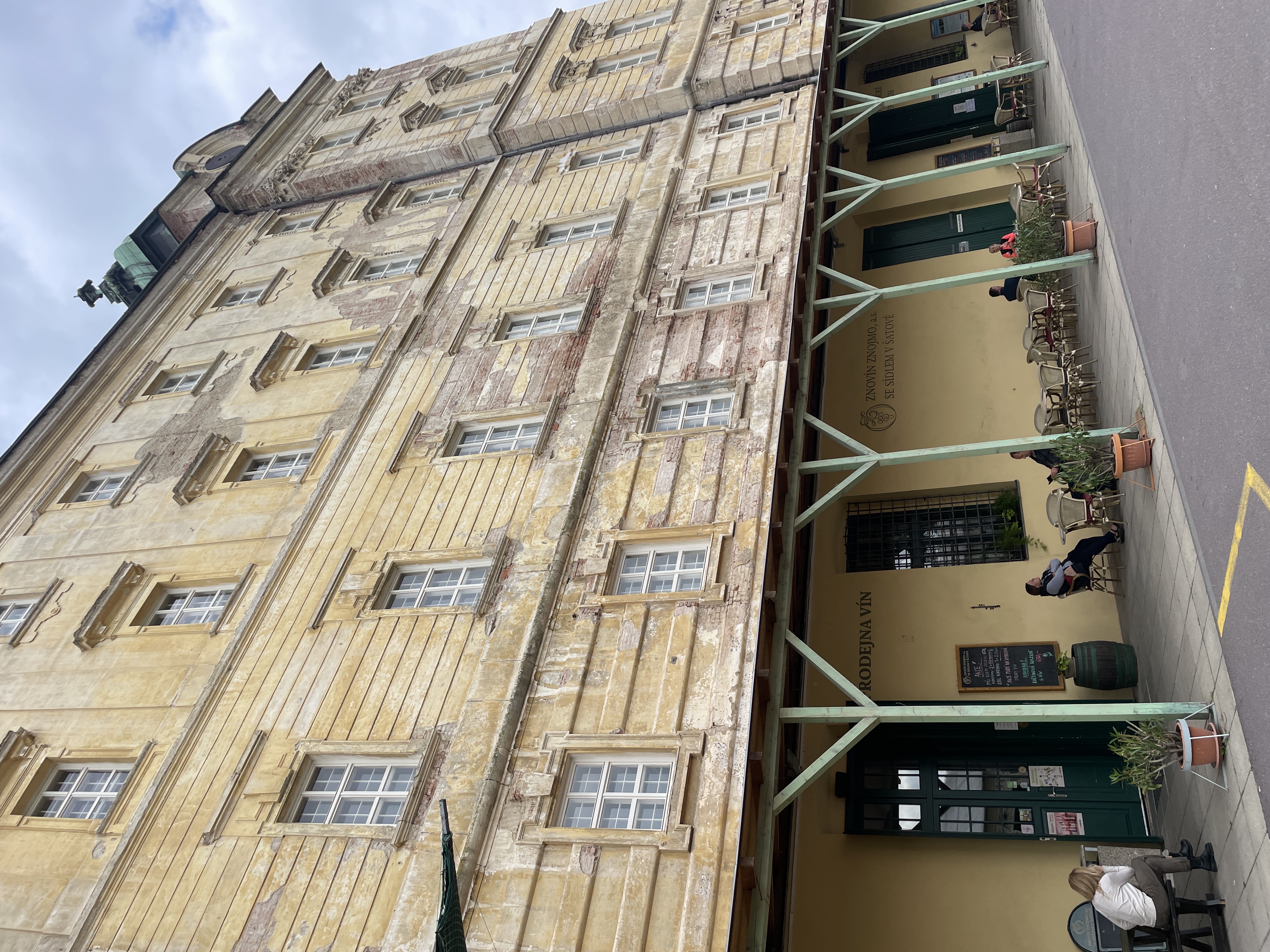 Znovín Zojmo - Prodejna lahvových a sudových vín foto 6