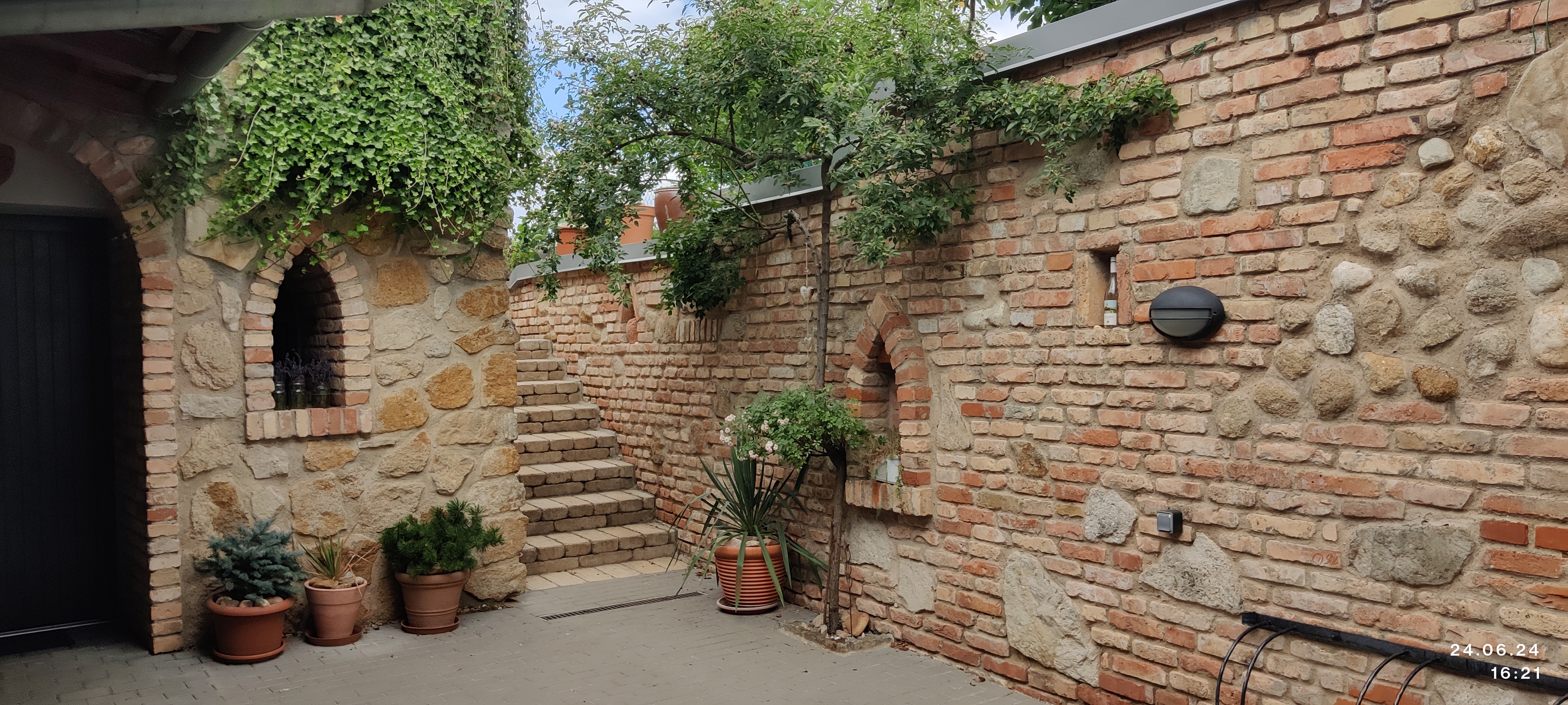 U TŘÍ RŮŽÍ - penzion & vinný sklep foto 3