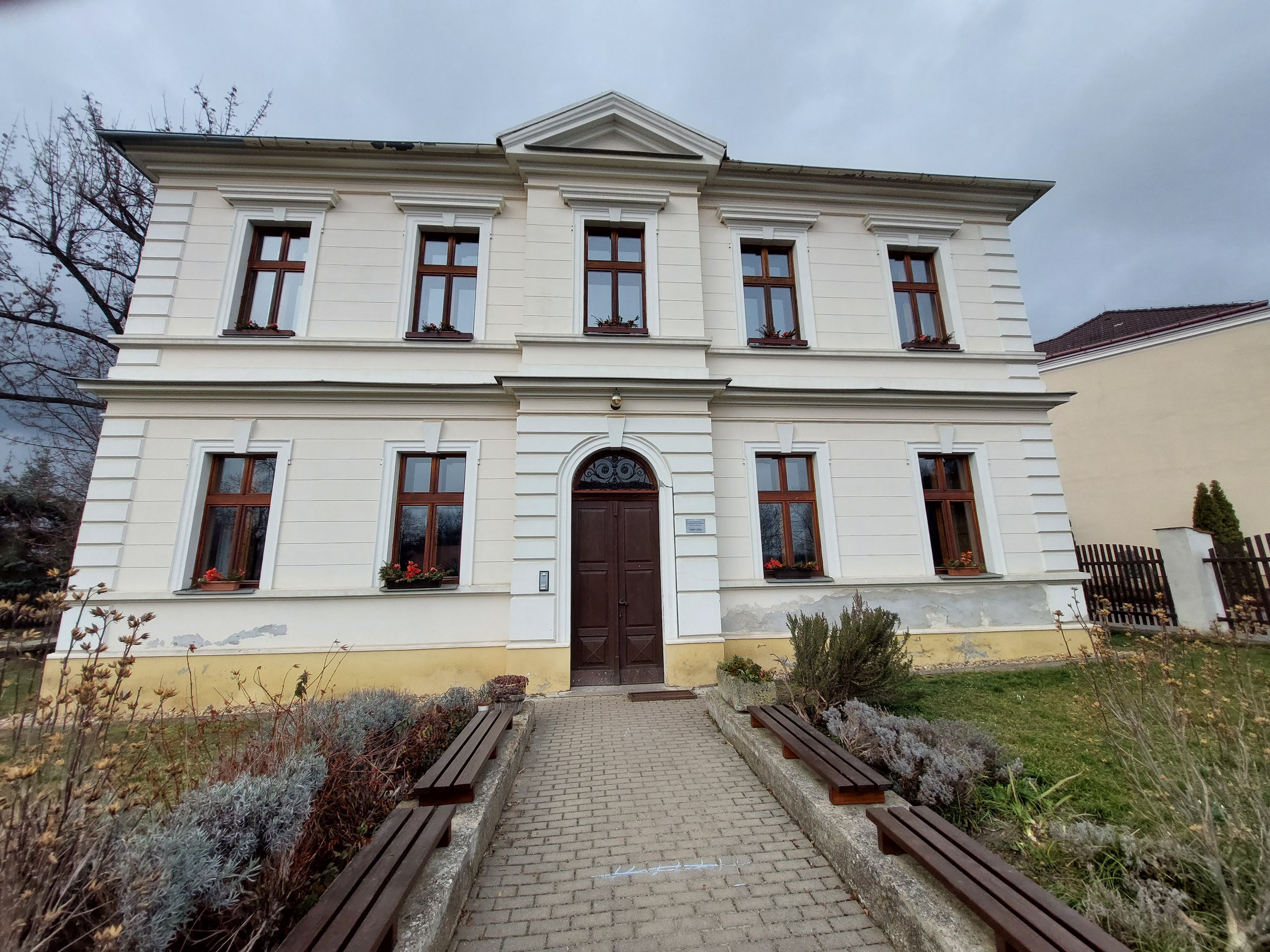 Římskokatolický farní úřad v Praze - Dolních Počernicích foto 3
