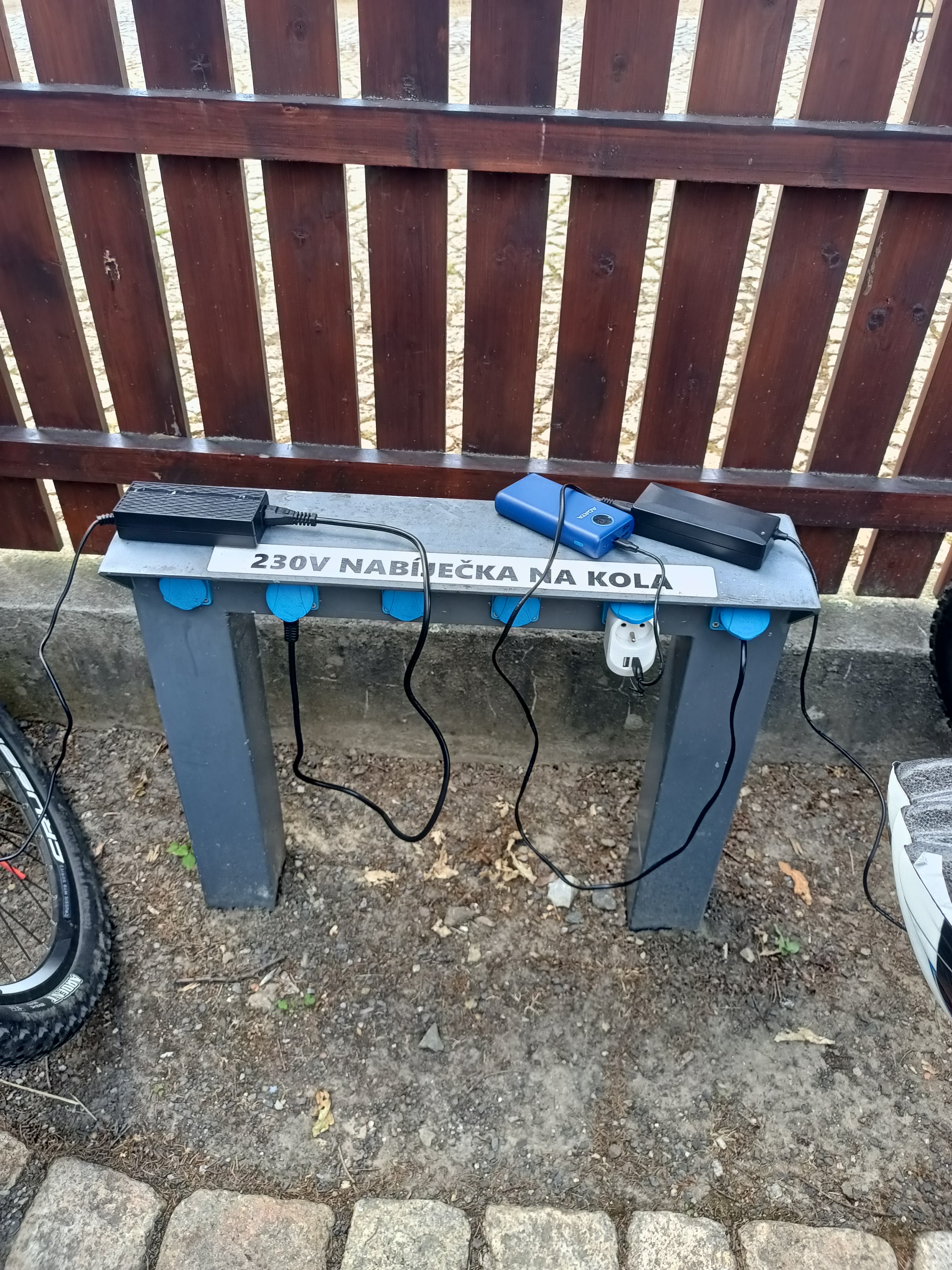 Nabíjecí zásuvka elektrokol - Zámek Malý Rohozec foto 1