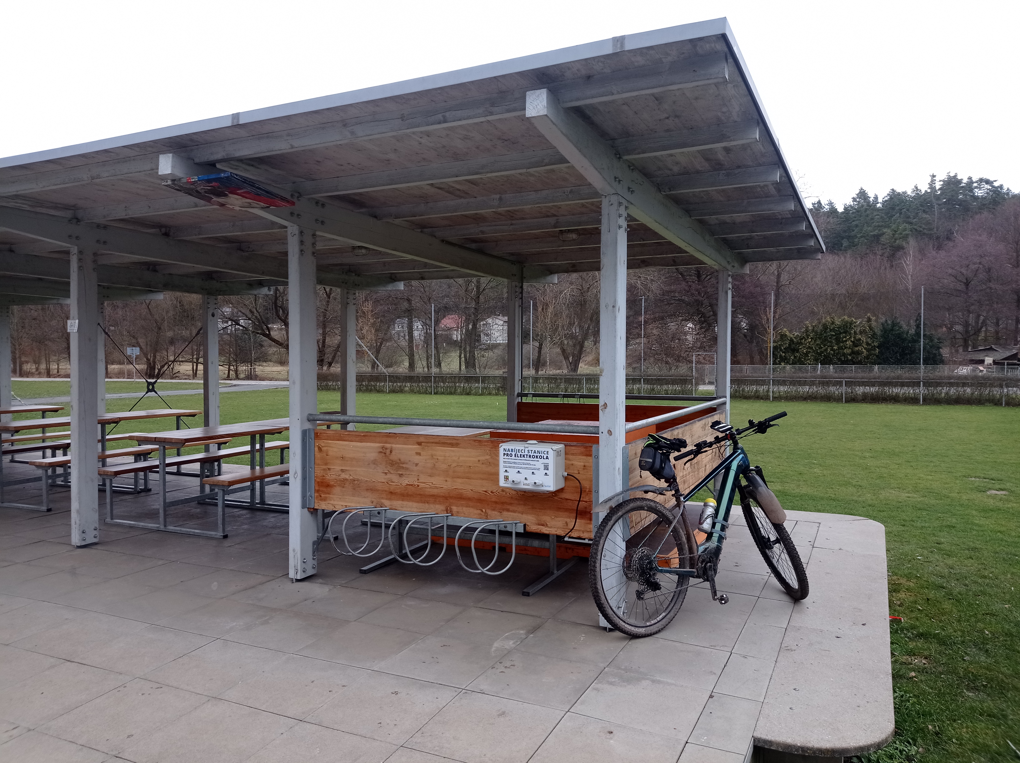 Nabíjecí stanice pro elektrokola - Centrum Caolinum Nevřeň foto 5