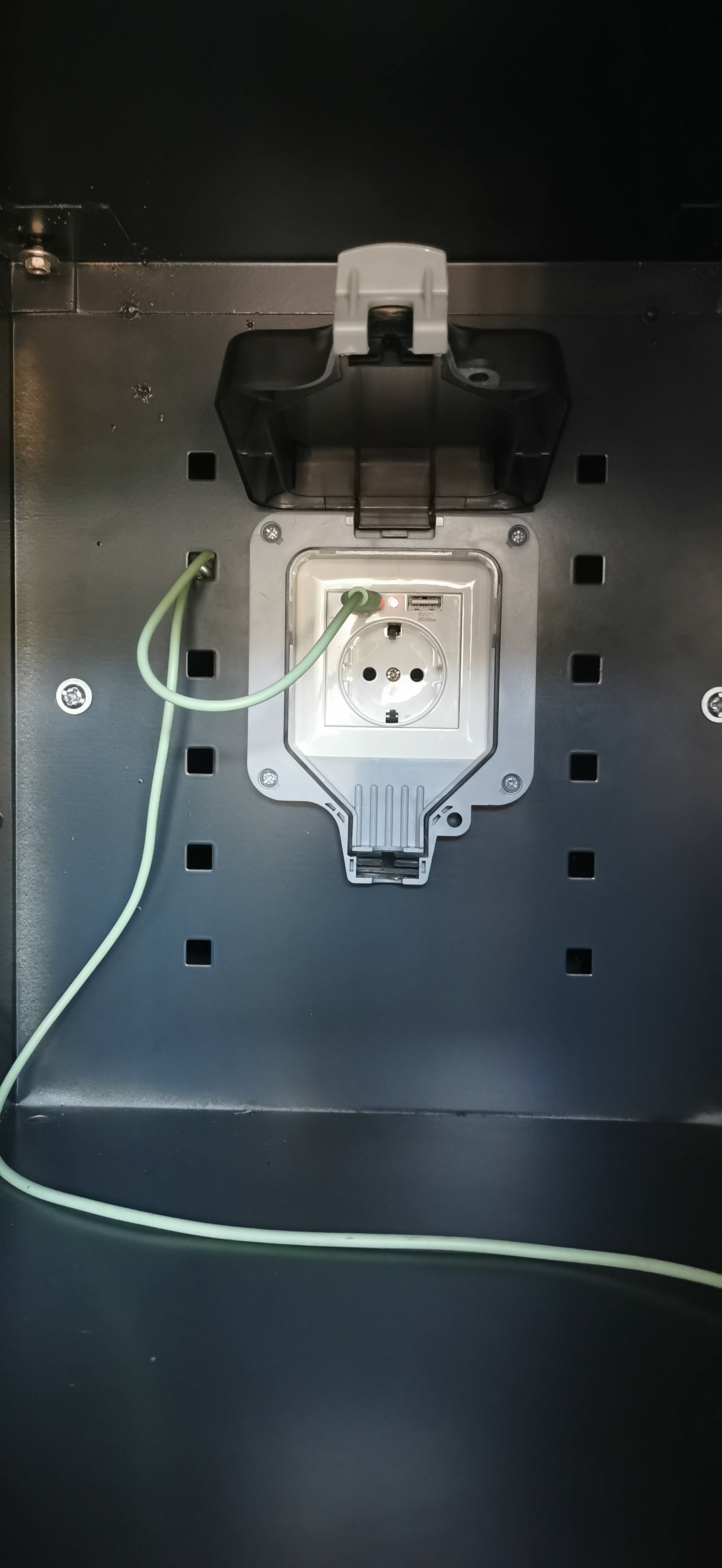 Nabíjecí stanice pro elektrokola a mobilní zařízení foto 2