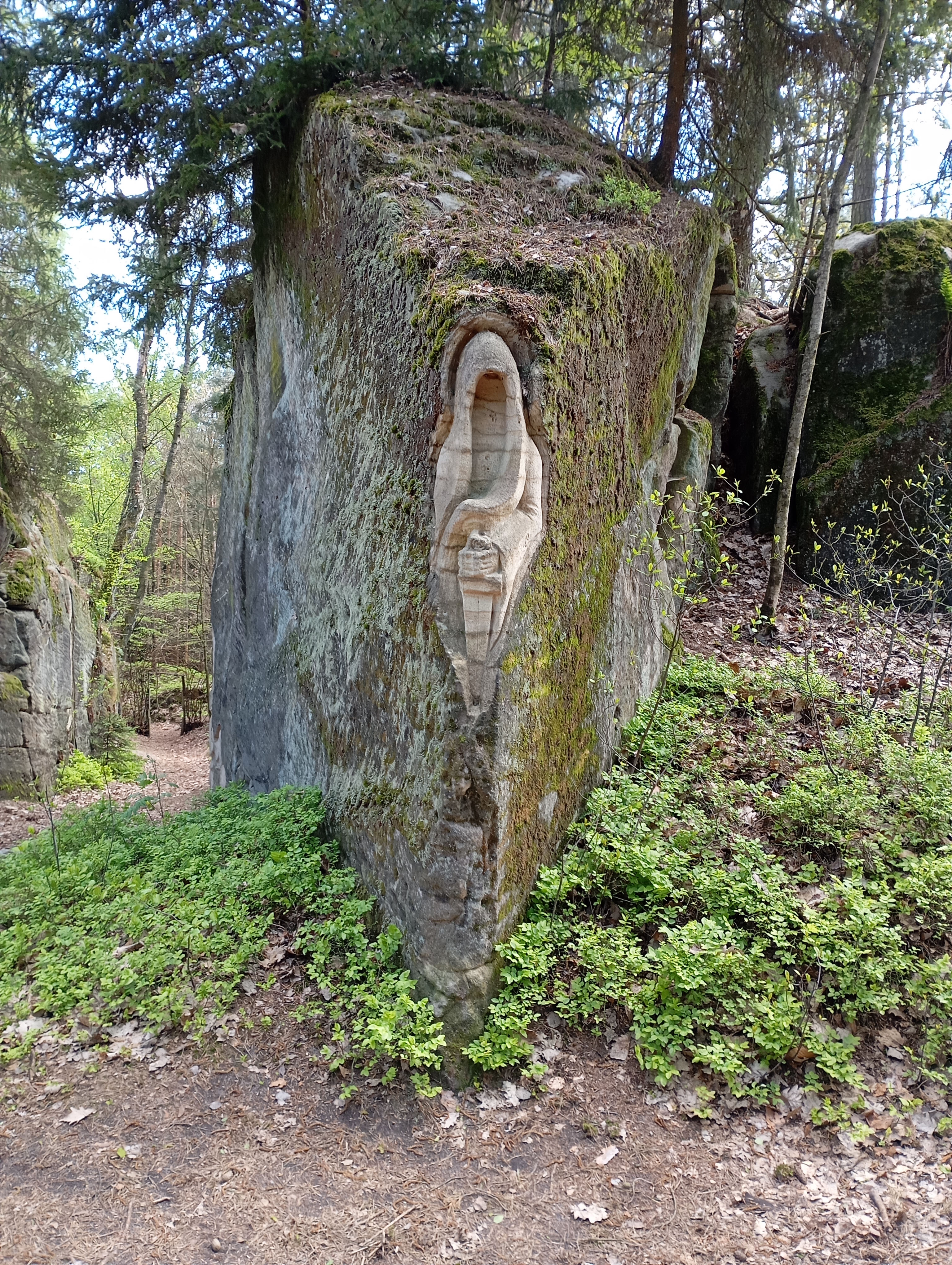 Sochy ve skalách foto 4