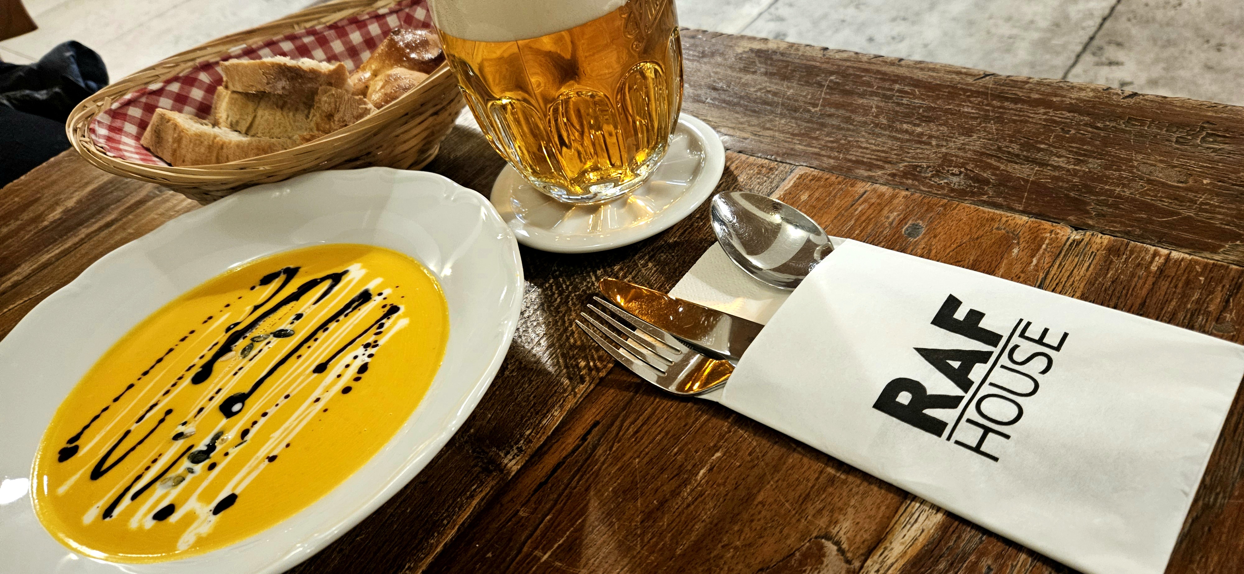 Restaurace RAF House foto 4