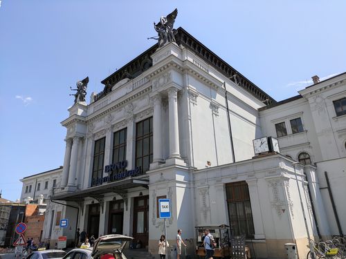 Historický vchod do budovy hlavního nádraží v Brně