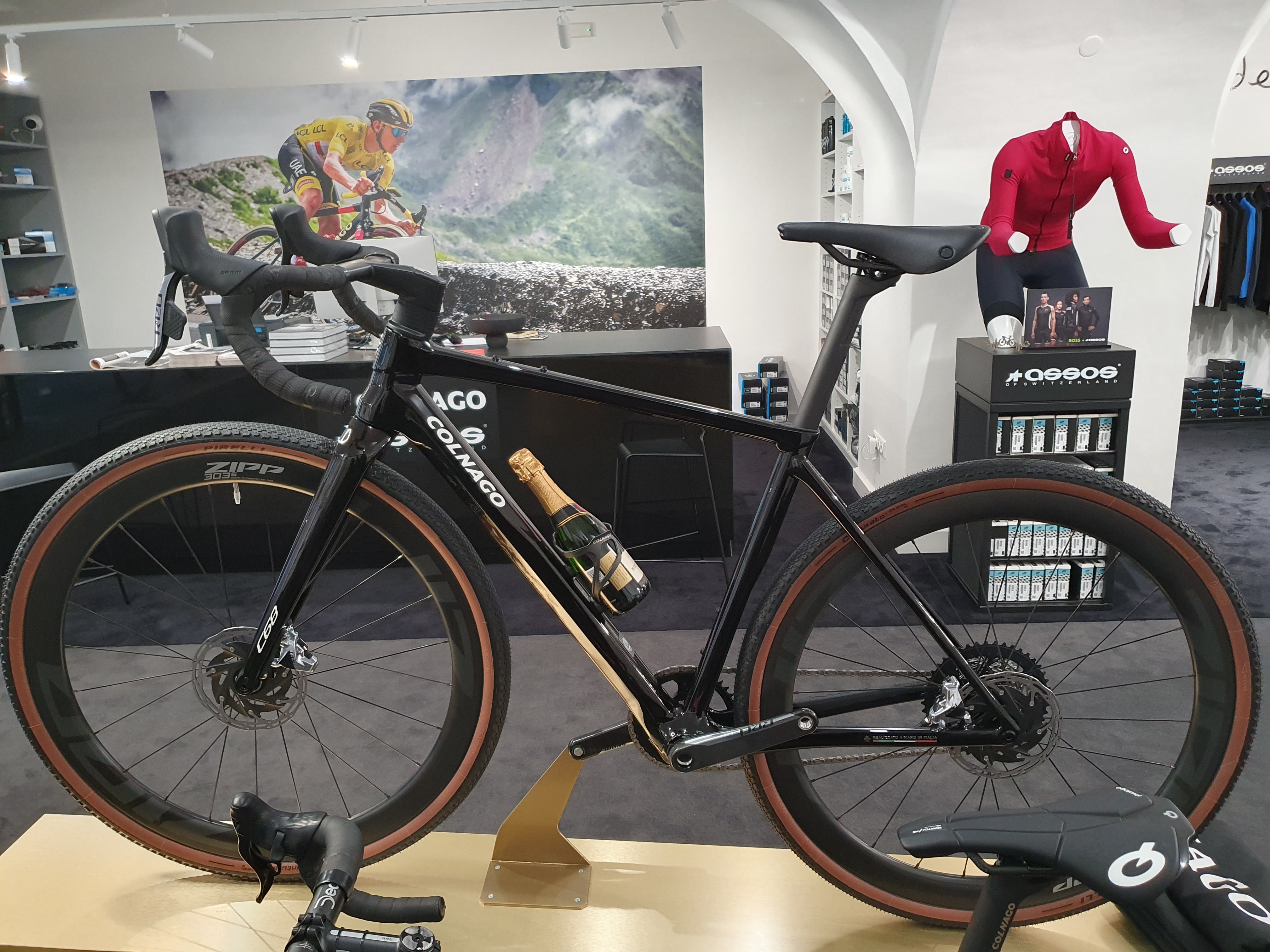 COLNAGO & ASSOS ProShop foto 4