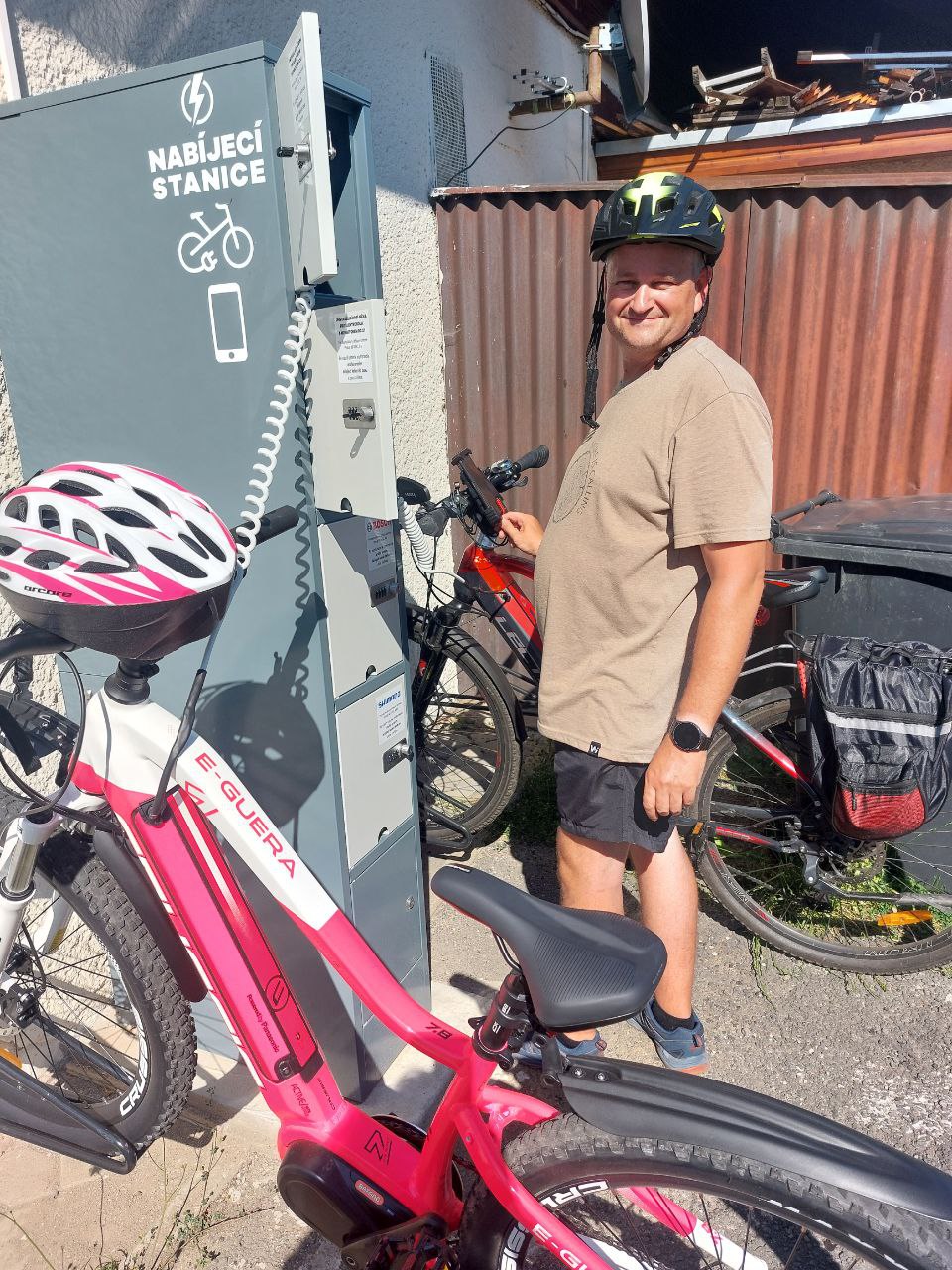 Nabíjecí stanice pro elektrokola a mobilní zařízení foto 2