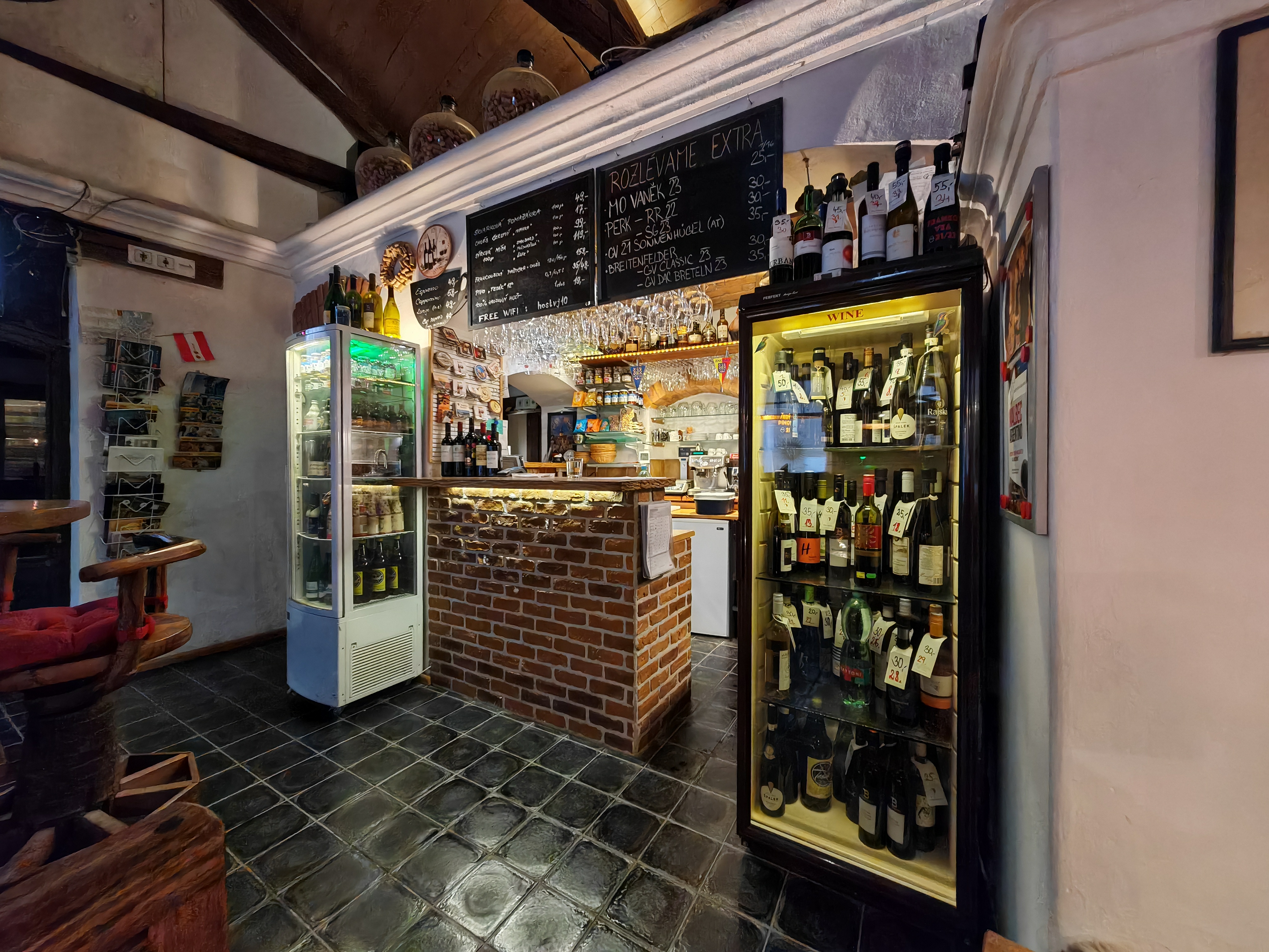 Vinotéka a vinárna Jezuitská foto 6