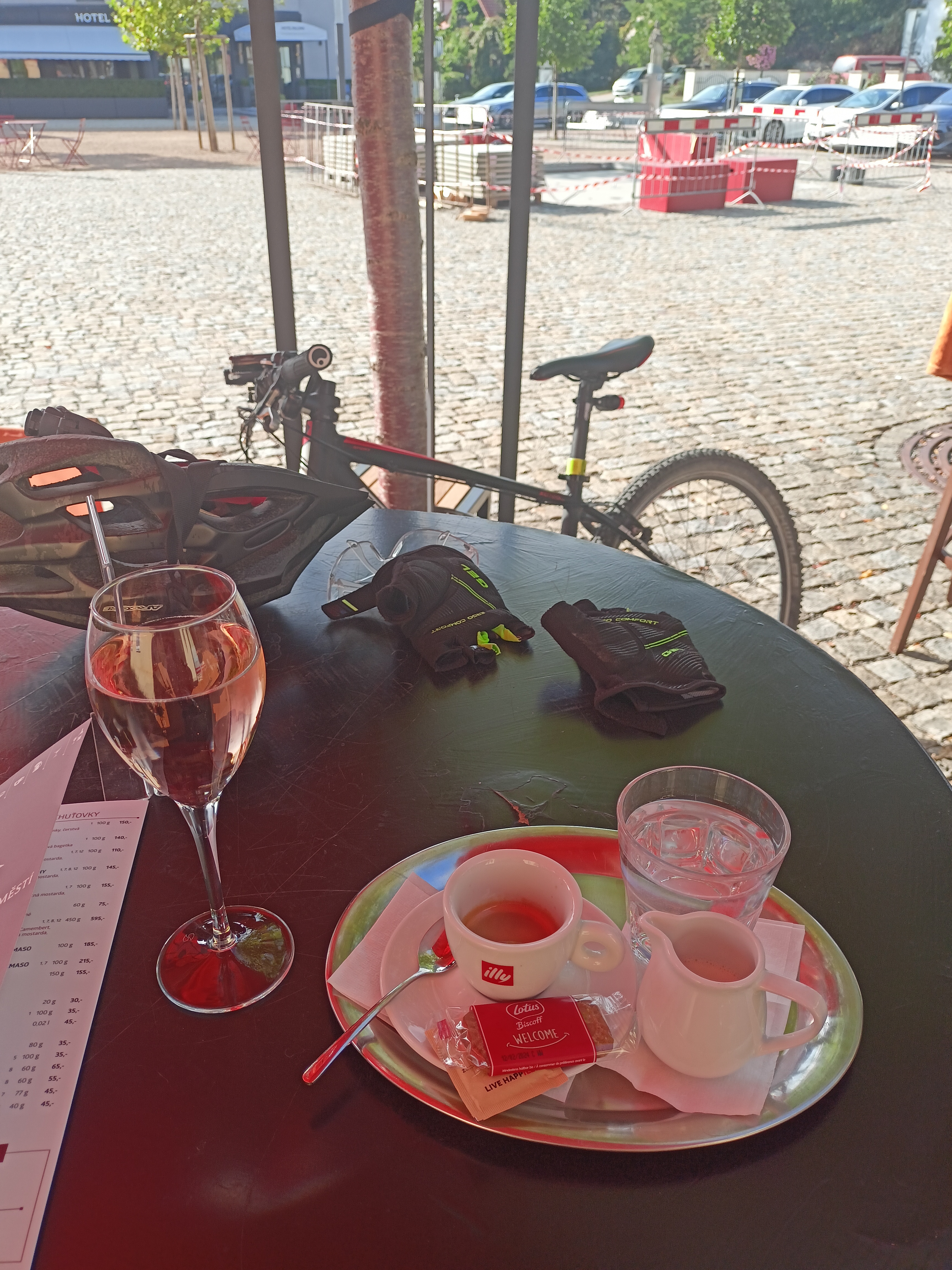 Vinotéka na náměstí Průhonice foto 3