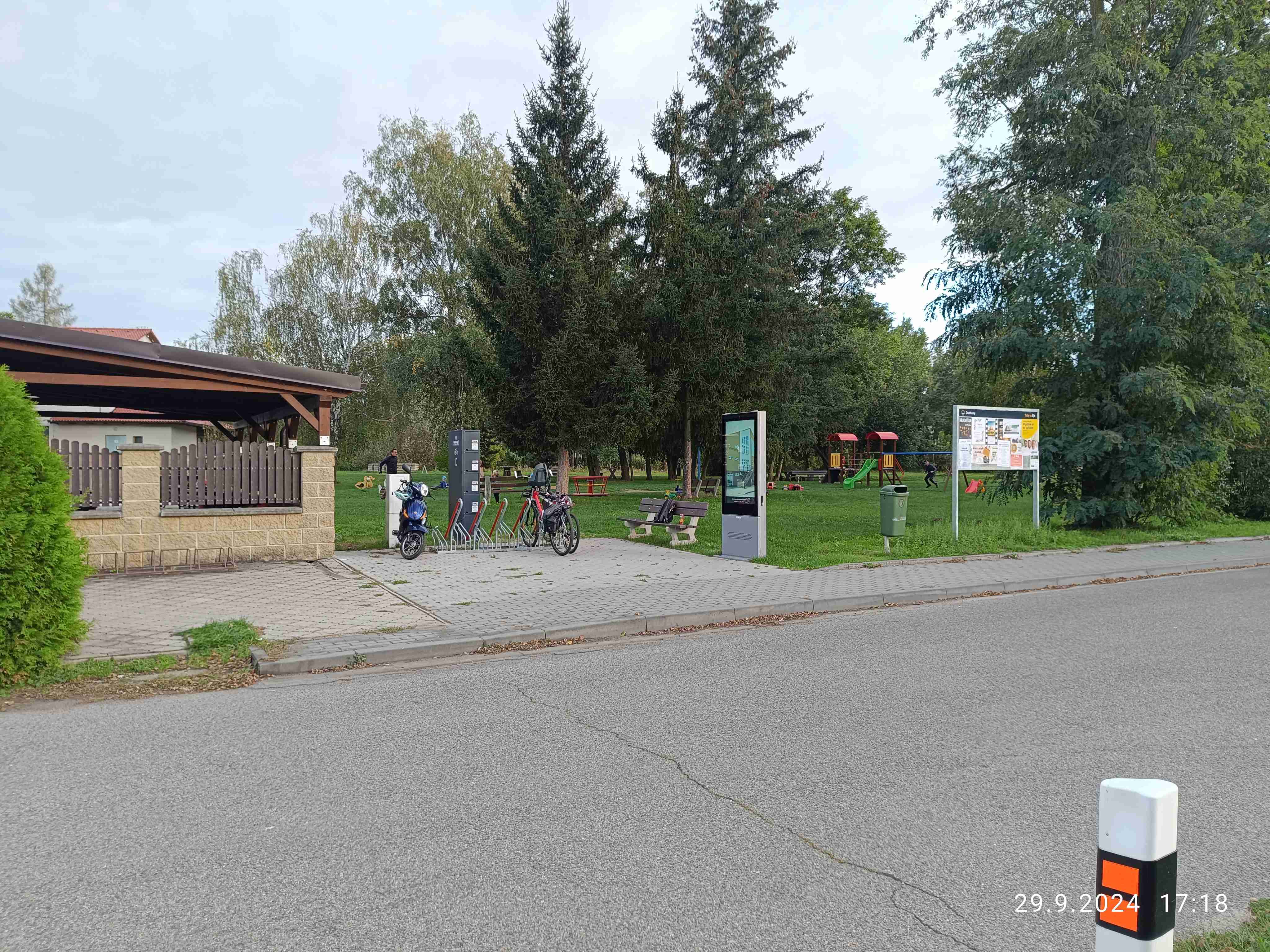 Nabíjecí stanice pro elektrokola a mobilní zařízení foto 3