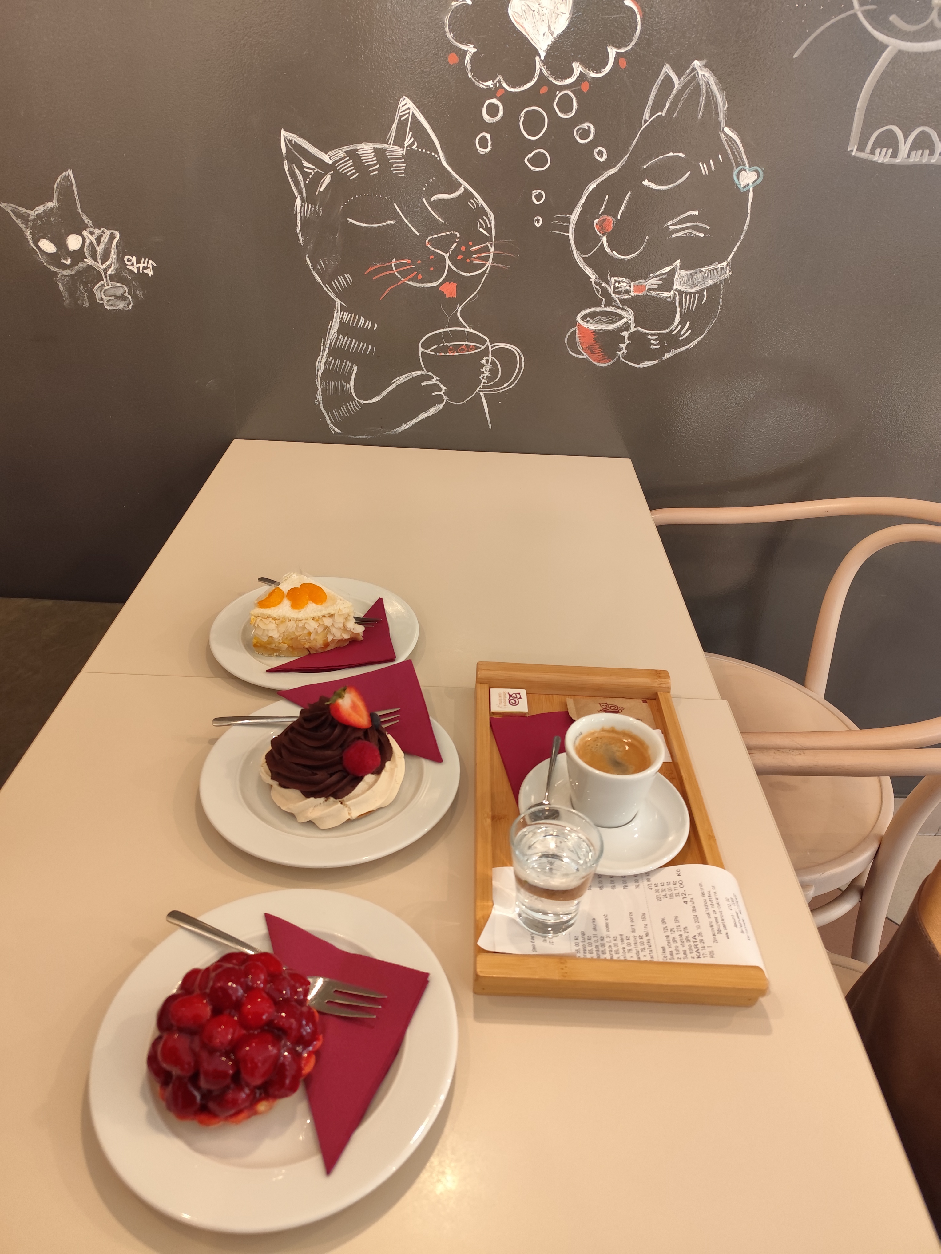 Smetanová cukrárna s kávou foto 2