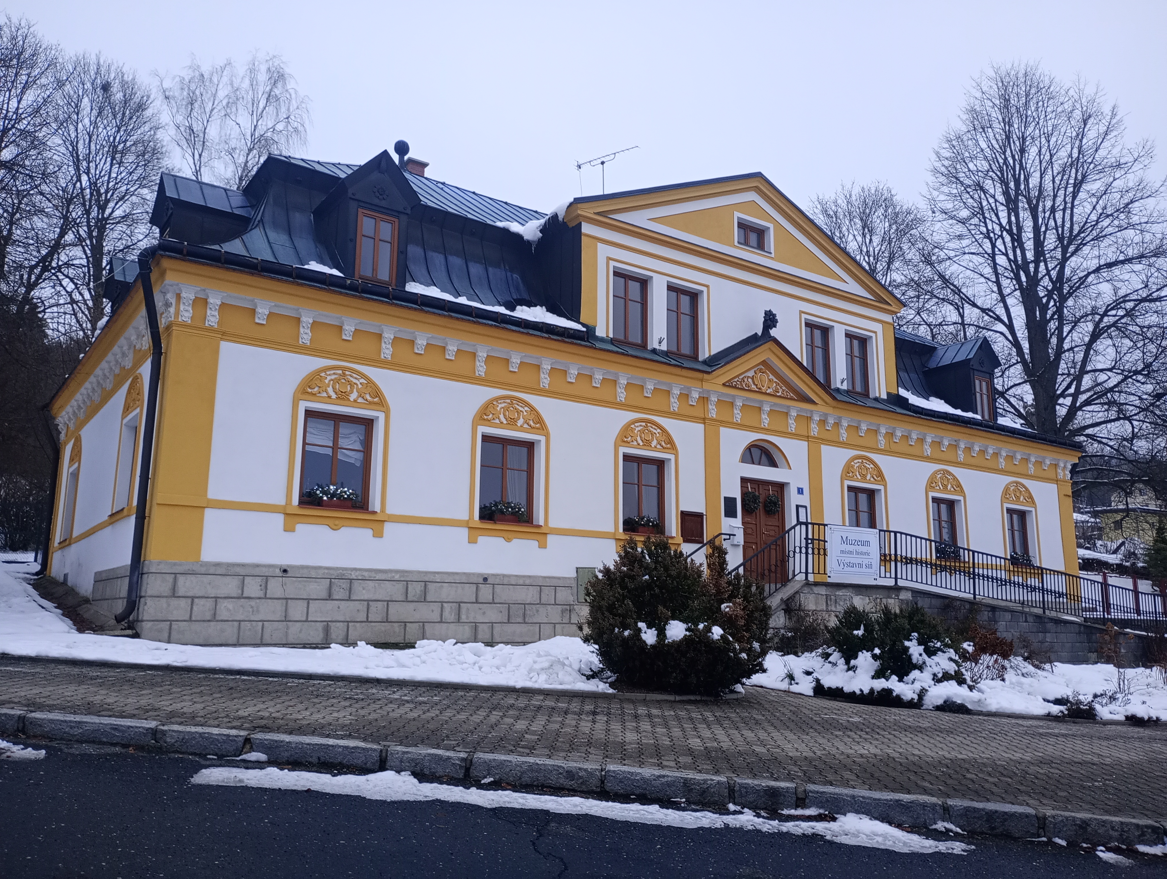 Kulturní středisko – Zámeček foto 2