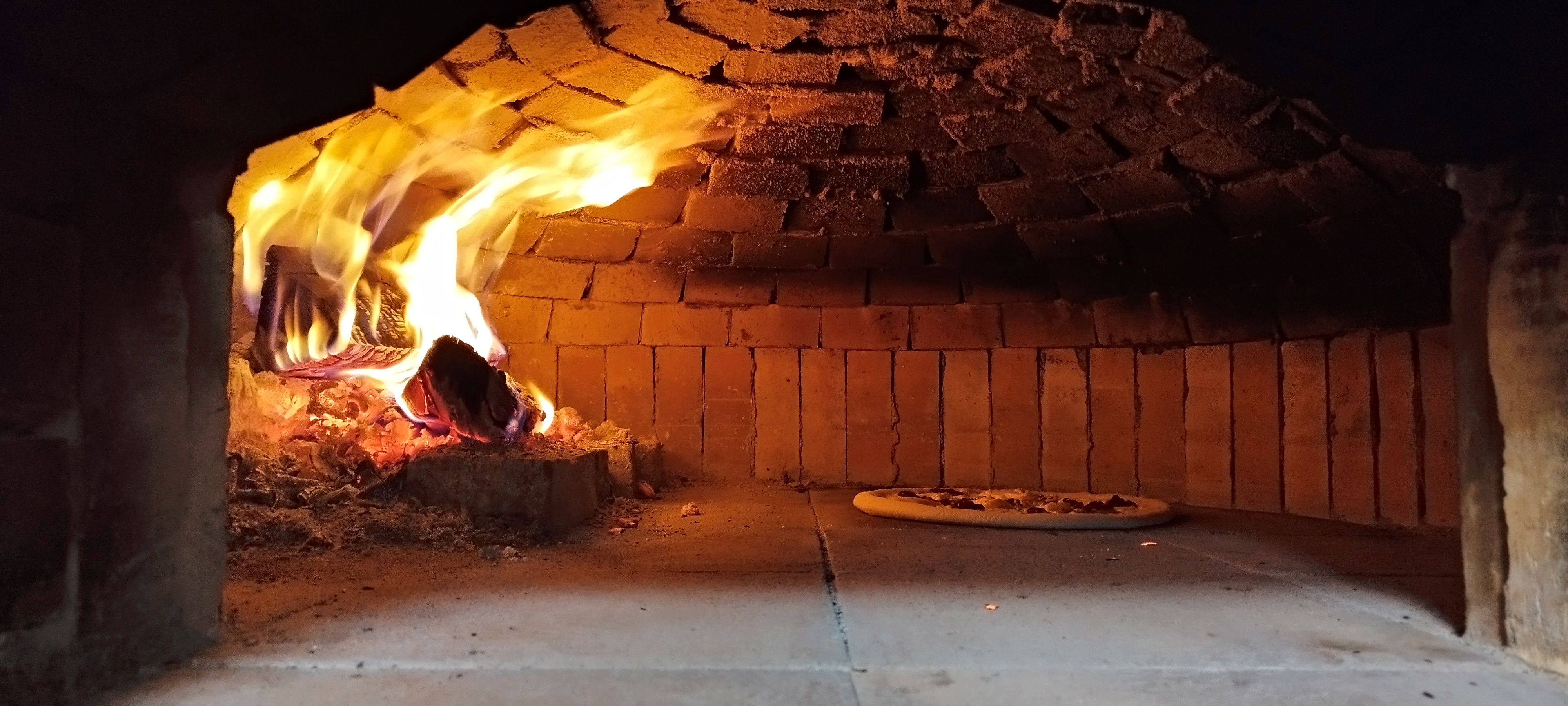 Pizza z kamenné pece foto 4