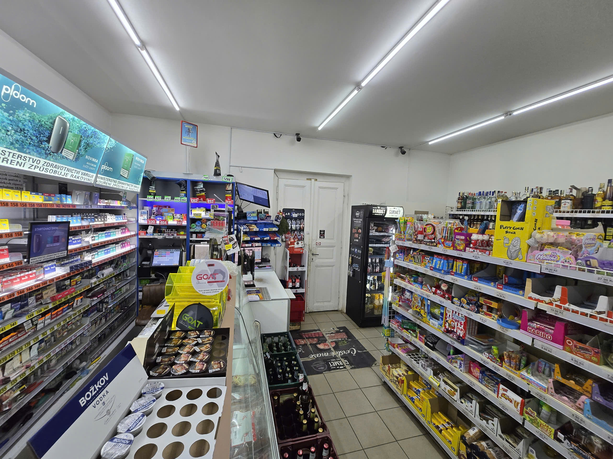 Potraviny 9. května 6, Klobuky foto 3