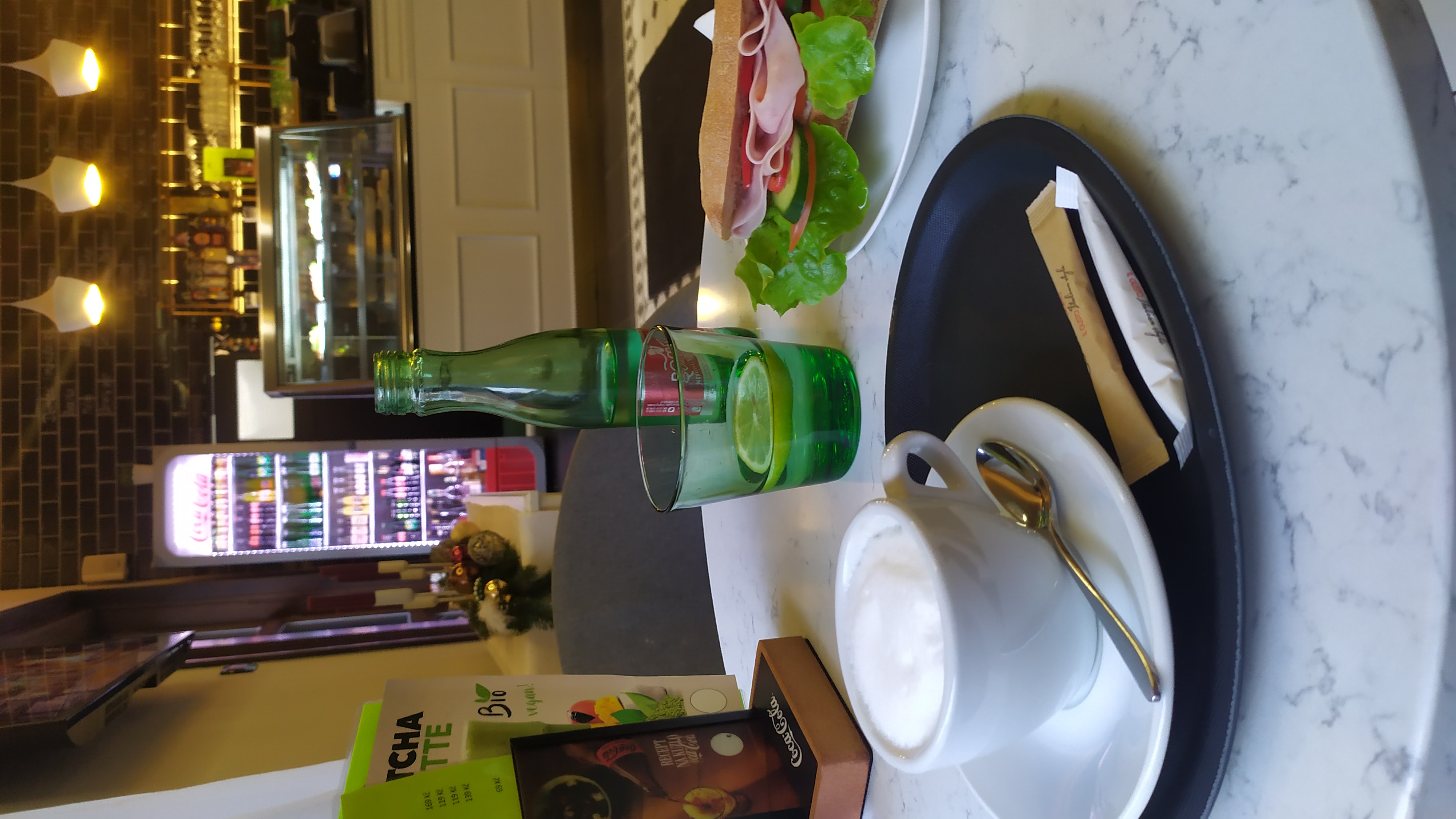LUCKY WAVES - SNACK & COFFEE foto 4