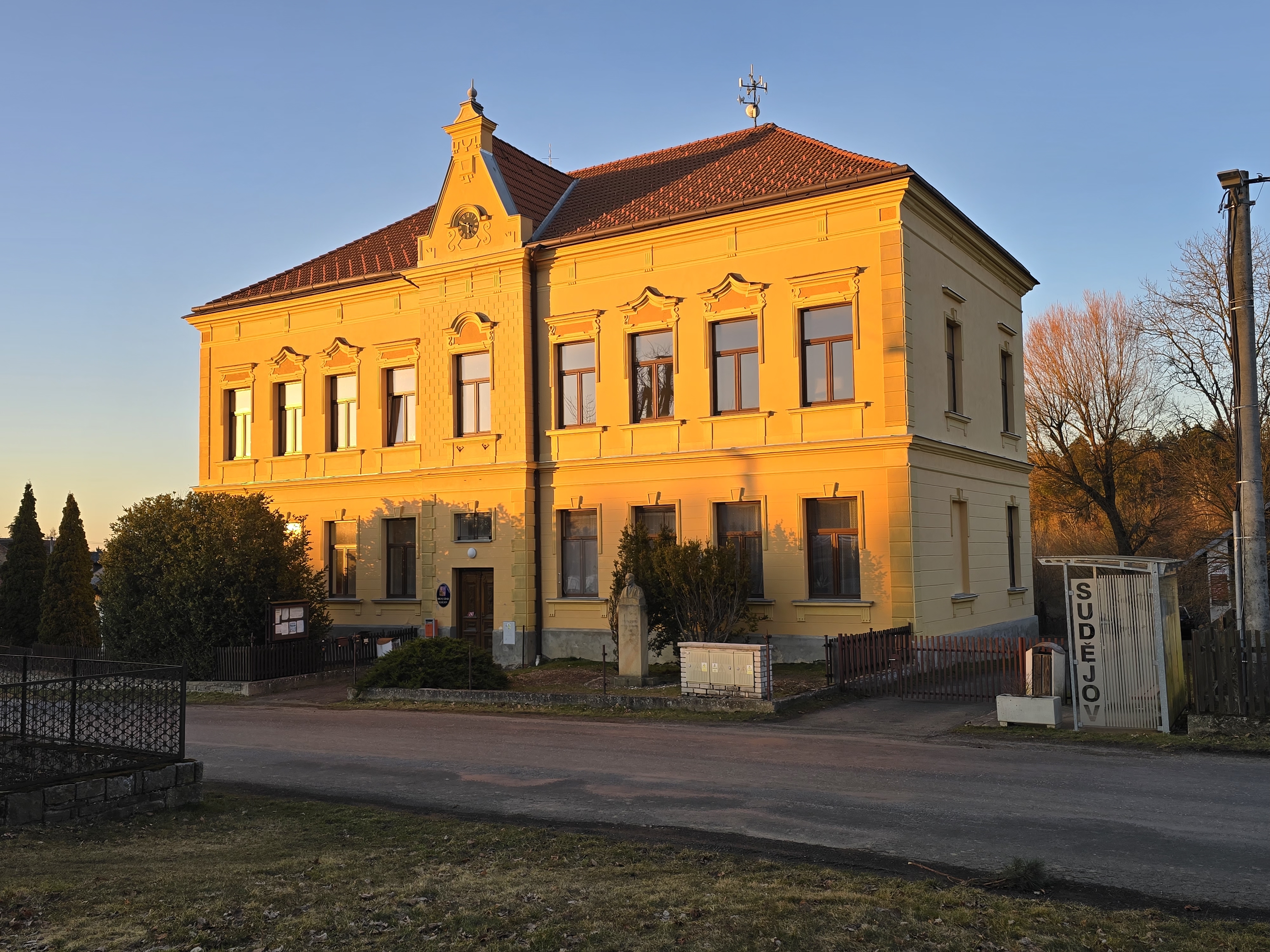 Sudějov - obecní úřad foto 2