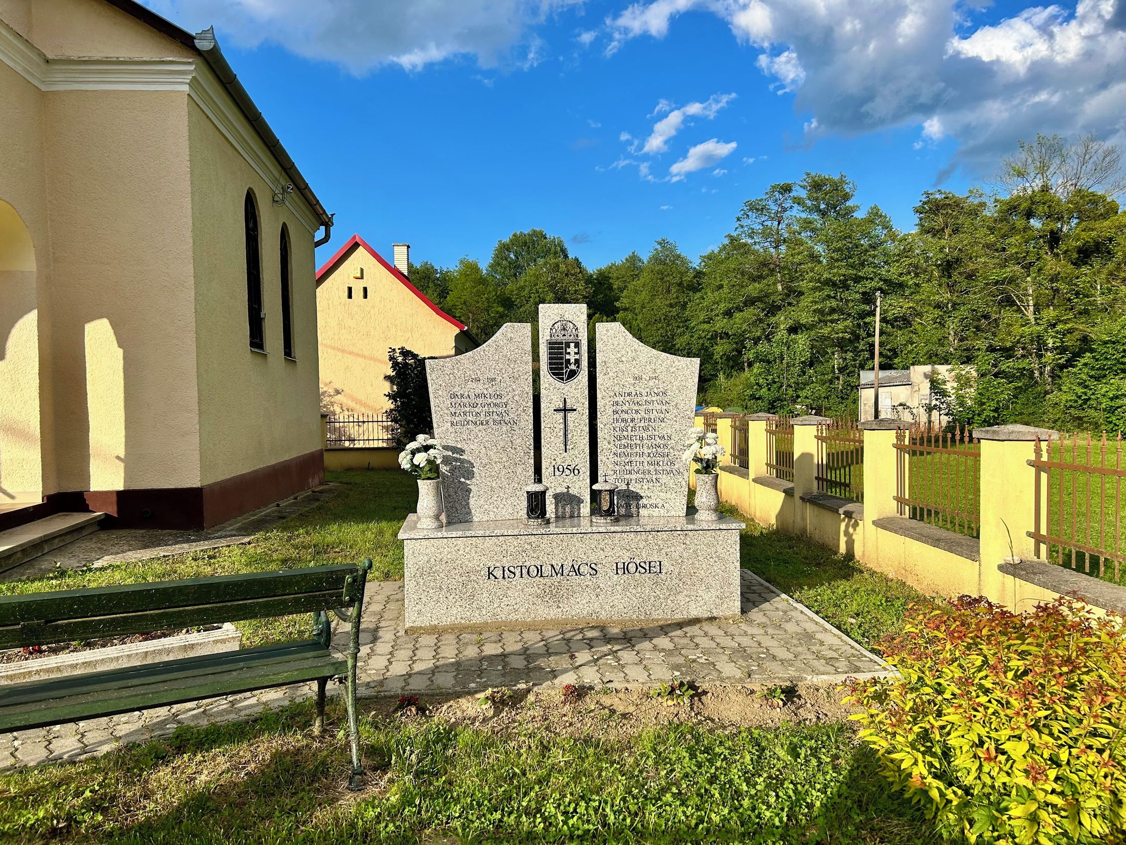 pomnik nazwiskami żołnierzy 
