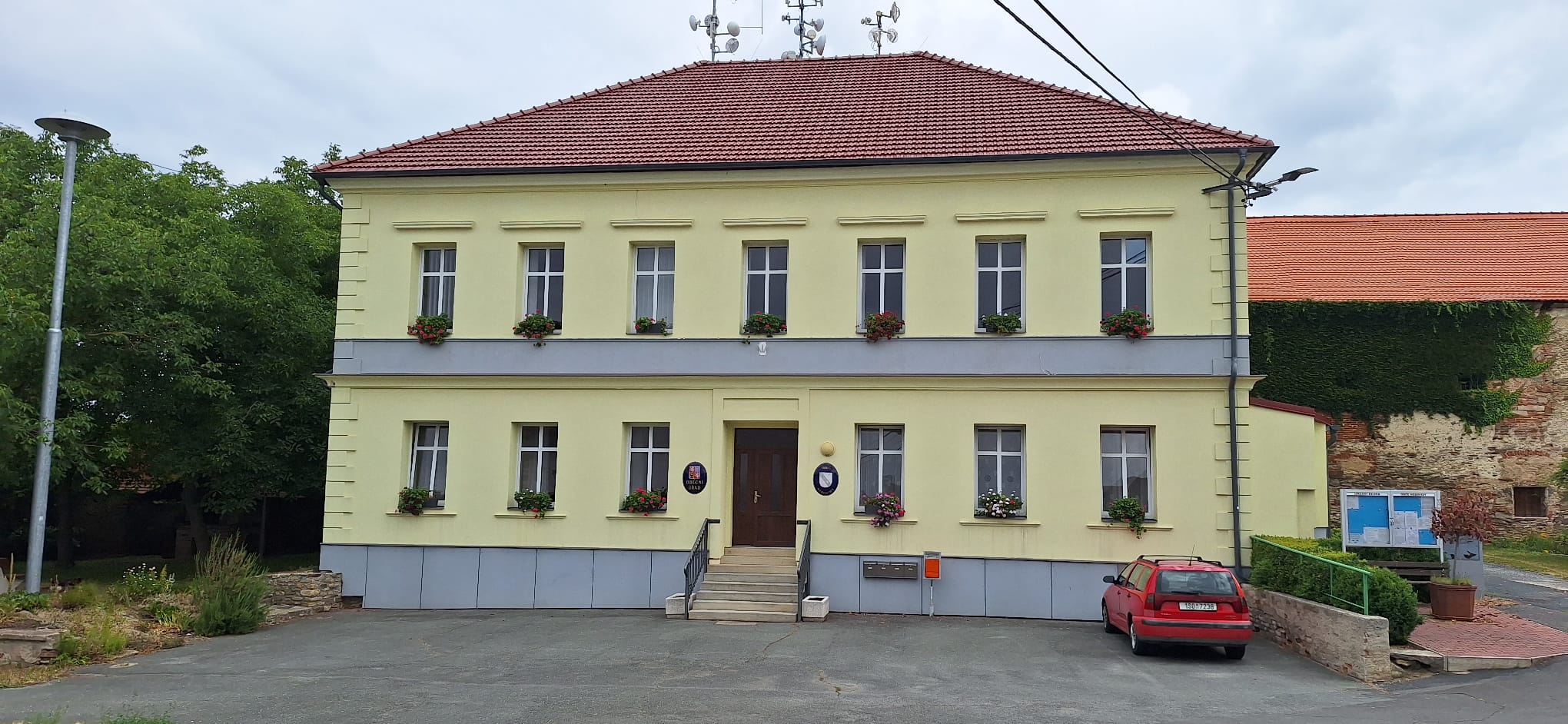 Nebovidy - obecní úřad foto 3