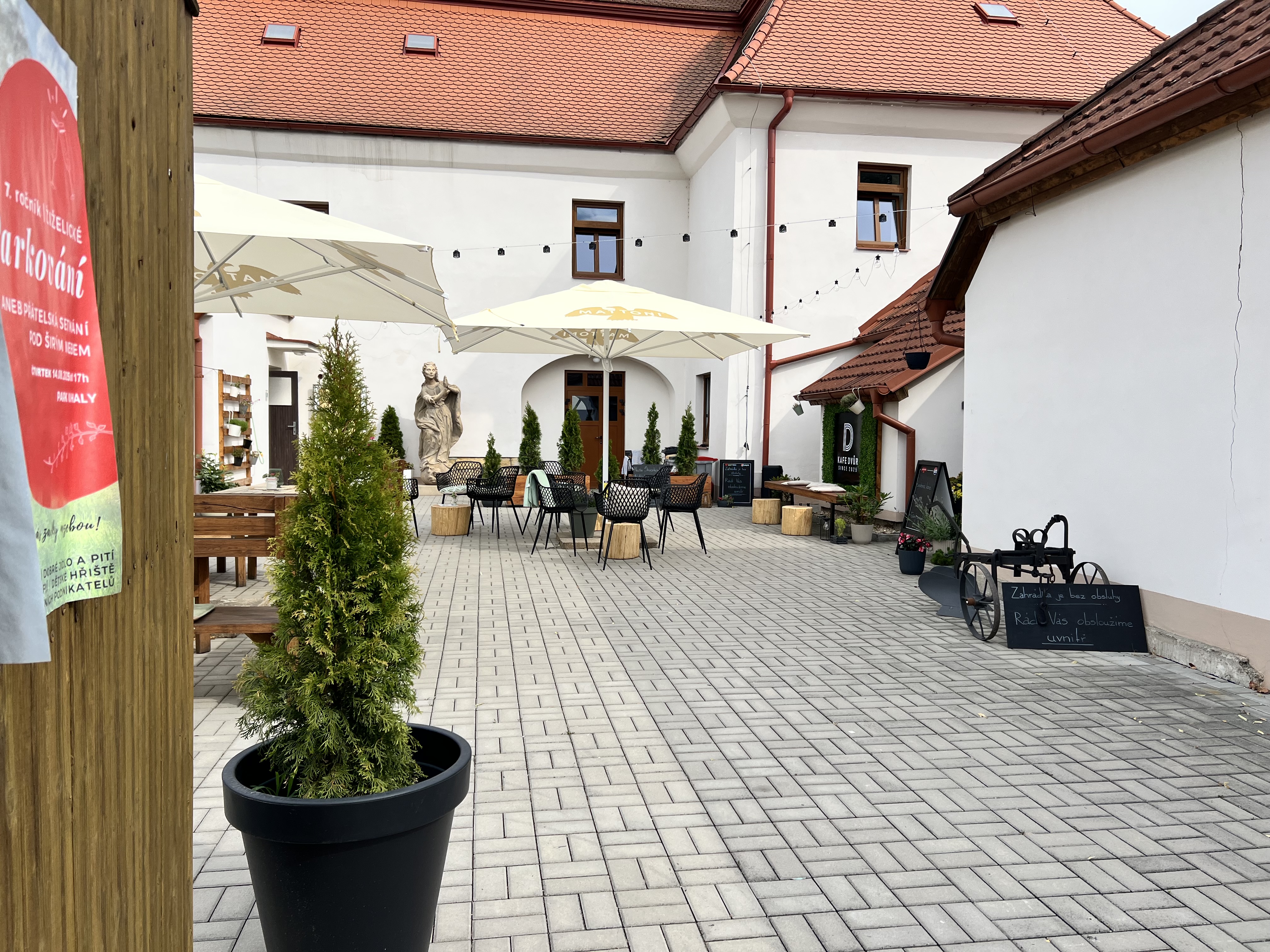Kafe Dvůr foto 1