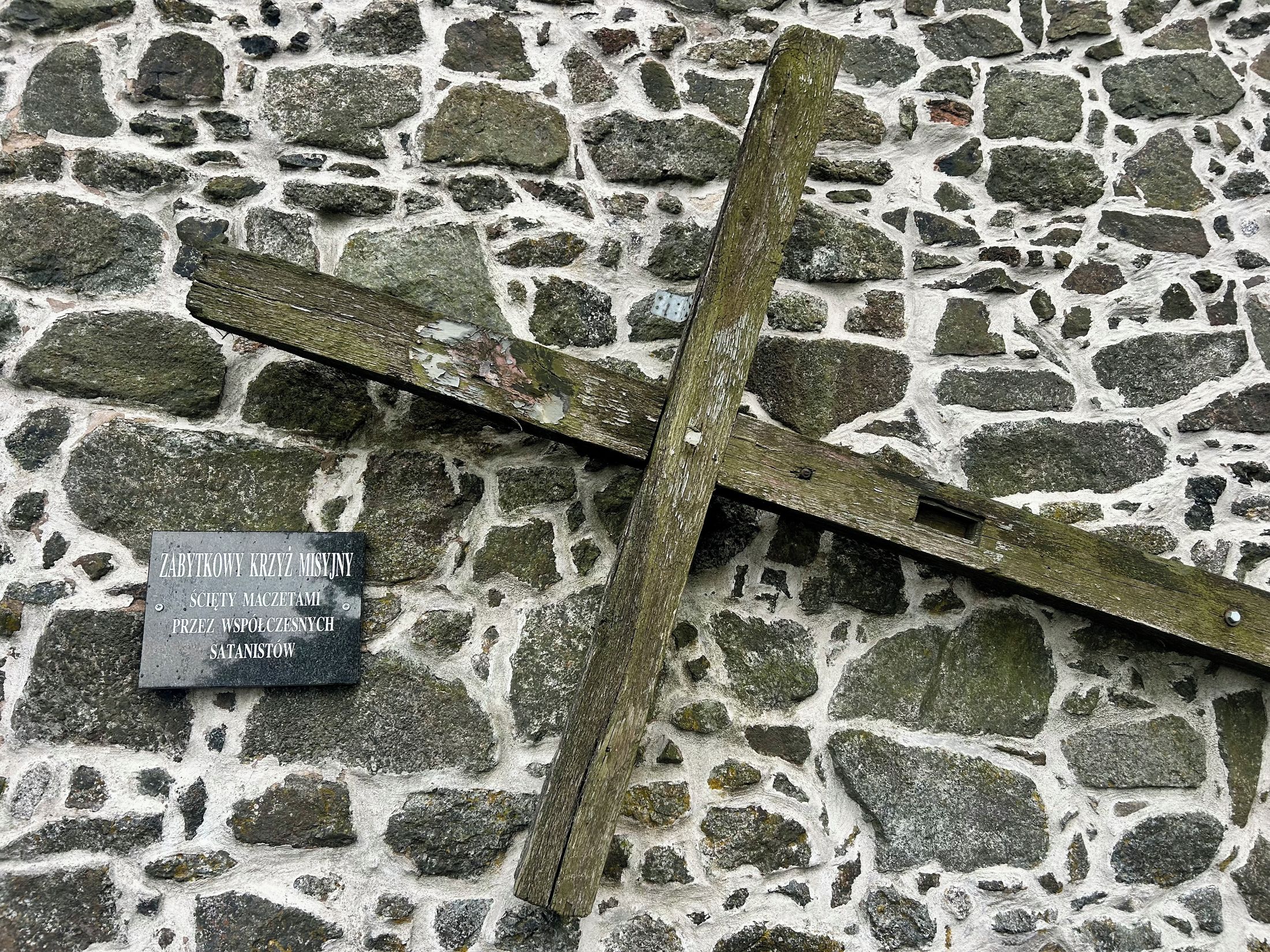 zabytkowy krzyż misyjny ścięty maczetami przez współczesnych satanistów