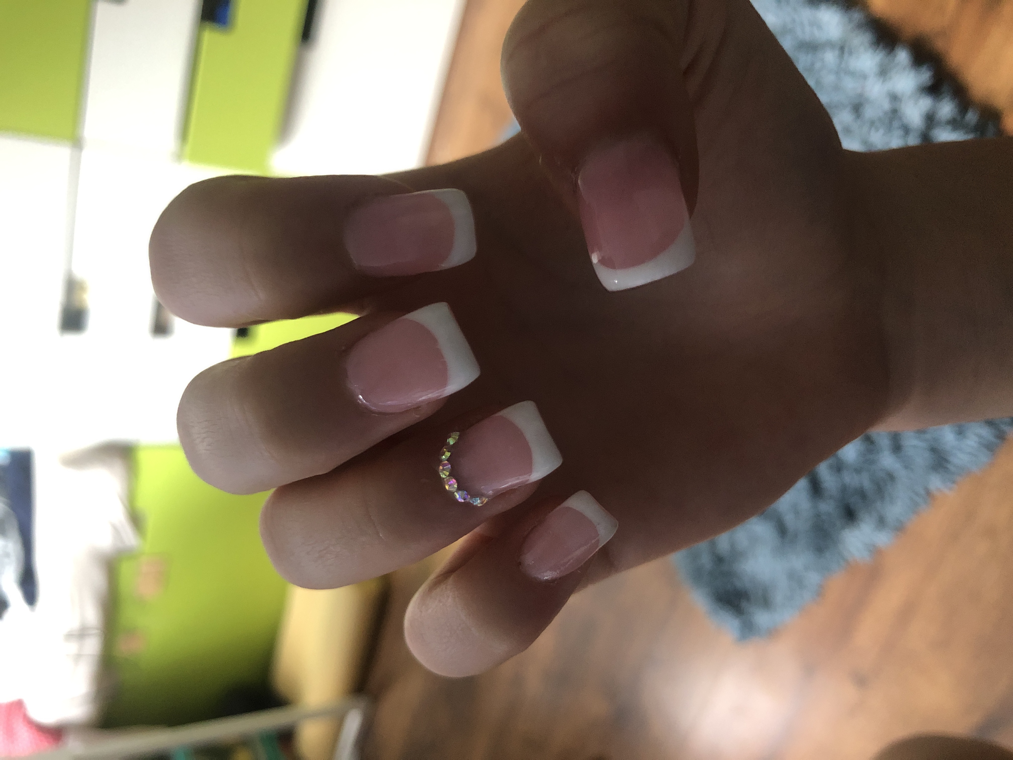 Globe Nail foto 1