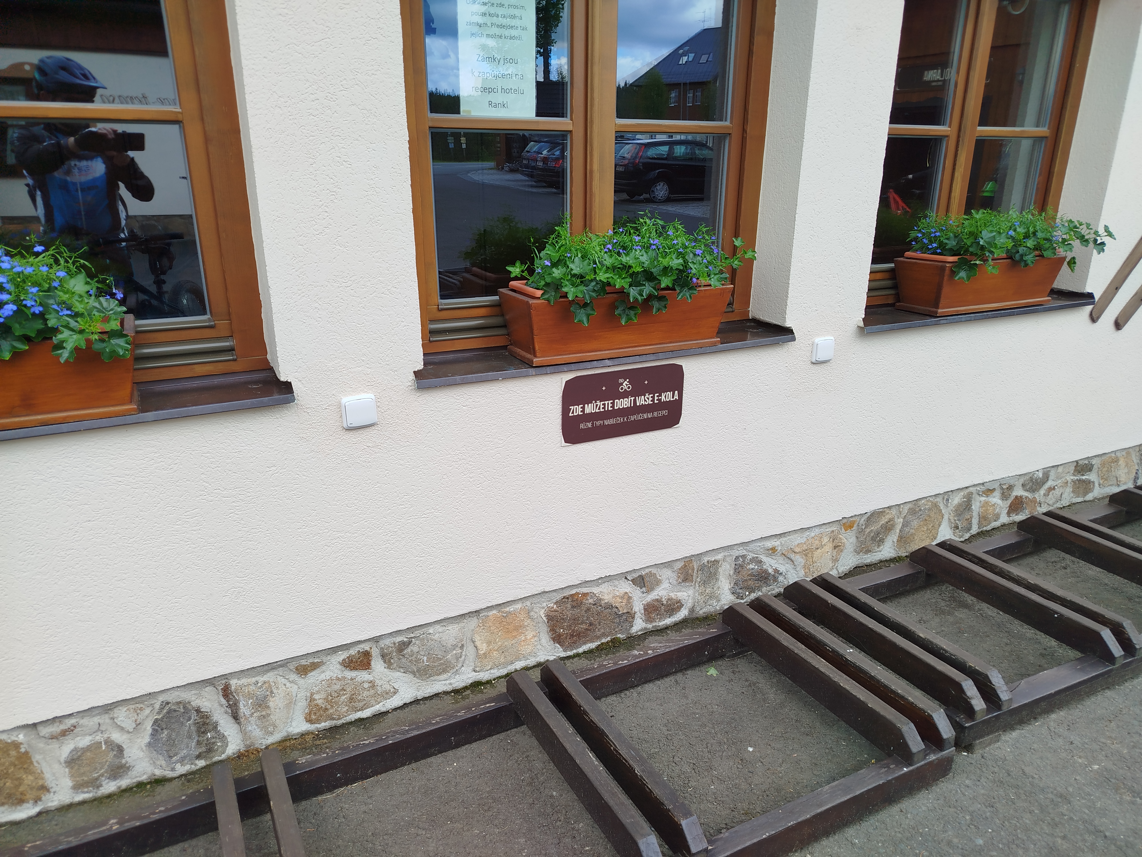 Nabíjecí zásuvka pro elektrokola Hotel Rankl foto 2