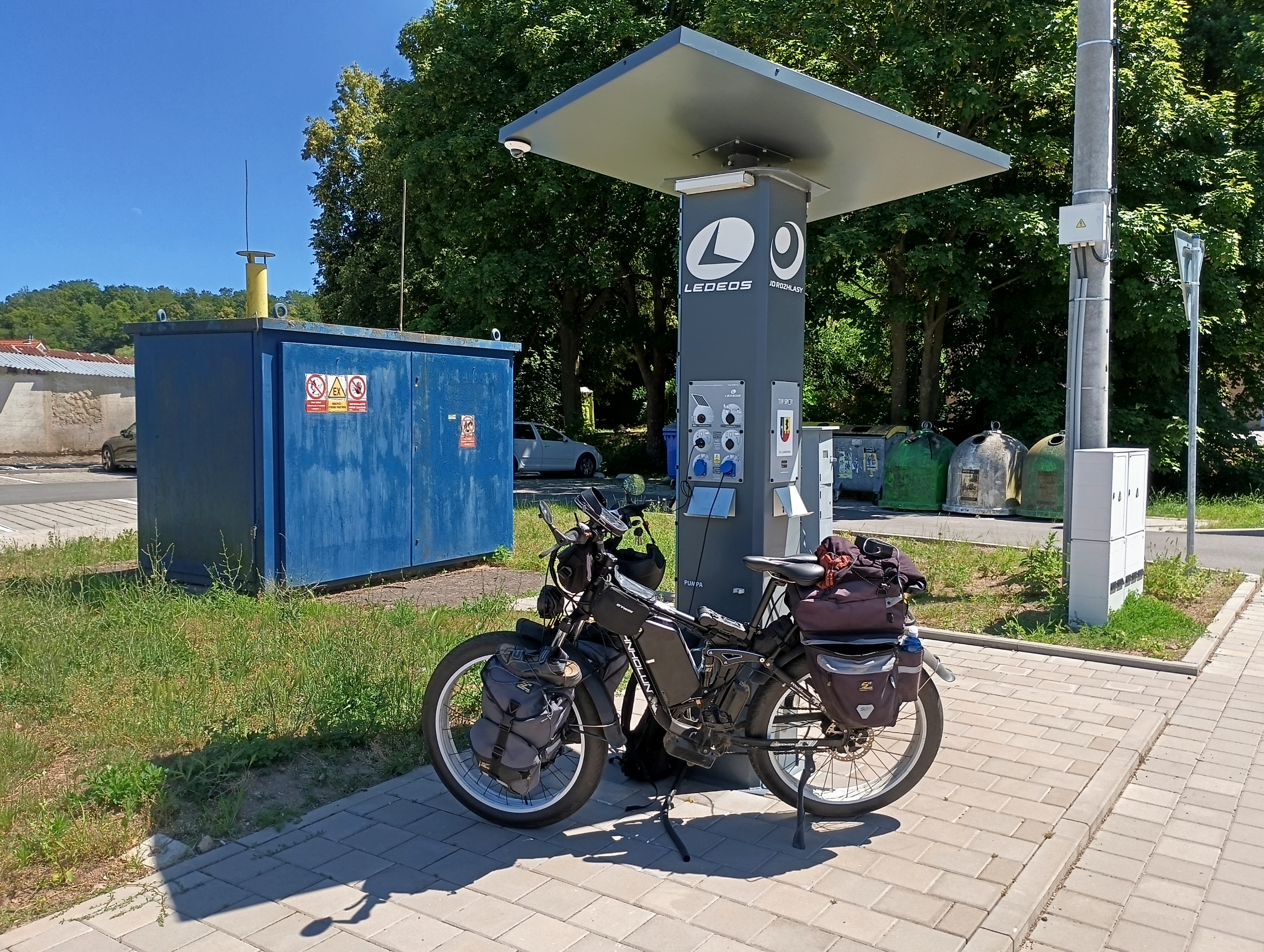 Nabíjecí zásuvka pro elektrokola u hřiště foto 4