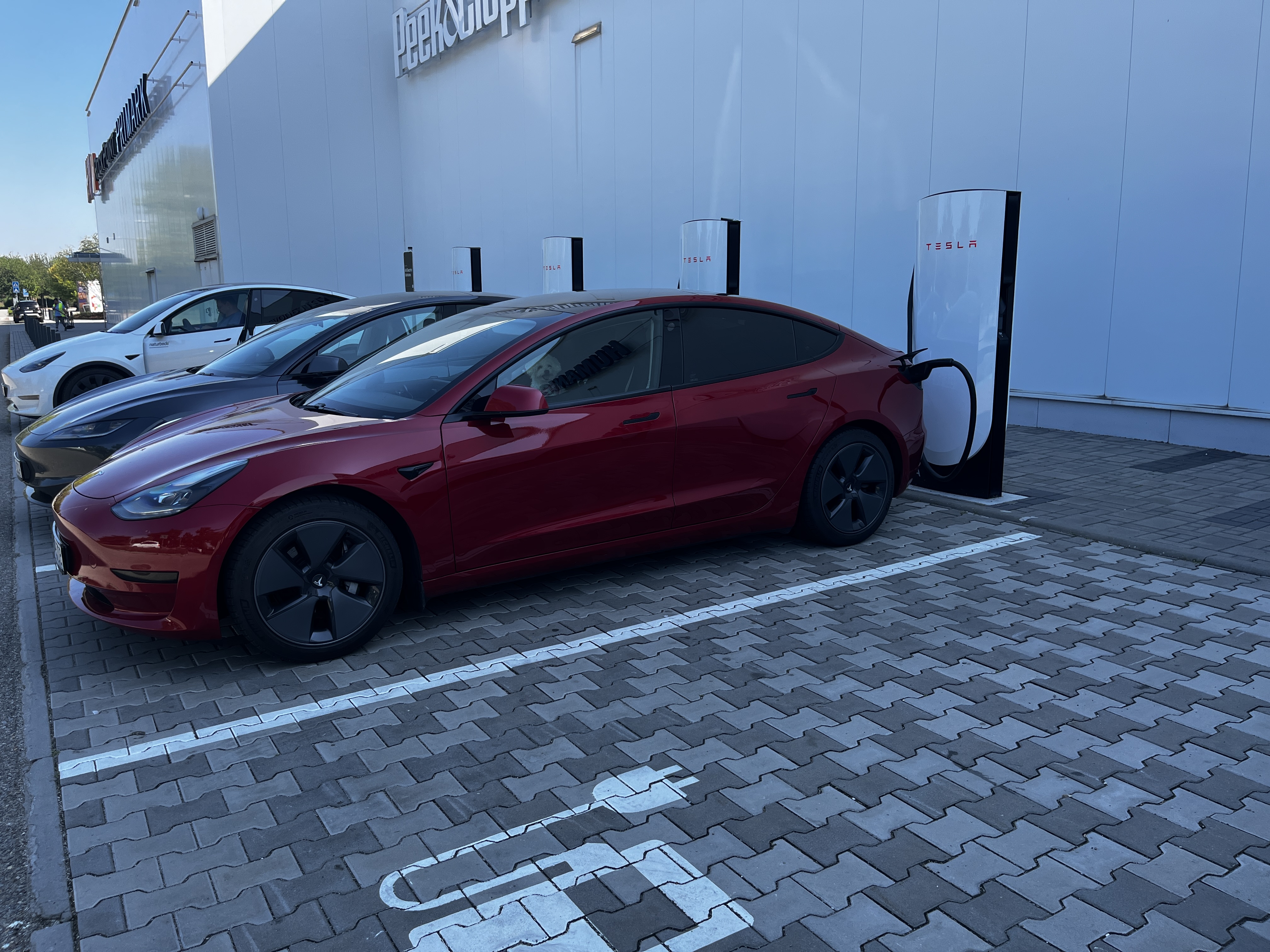 Nabíjecí stanice Tesla supercharger foto 2