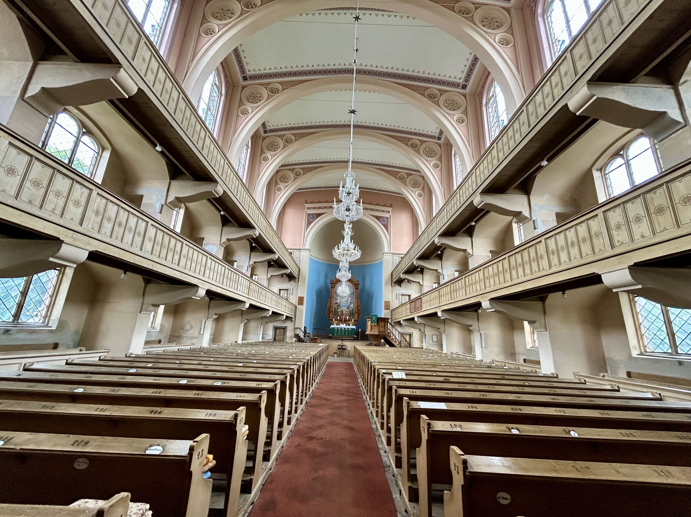 wnętrze kościoła ewangelickiego