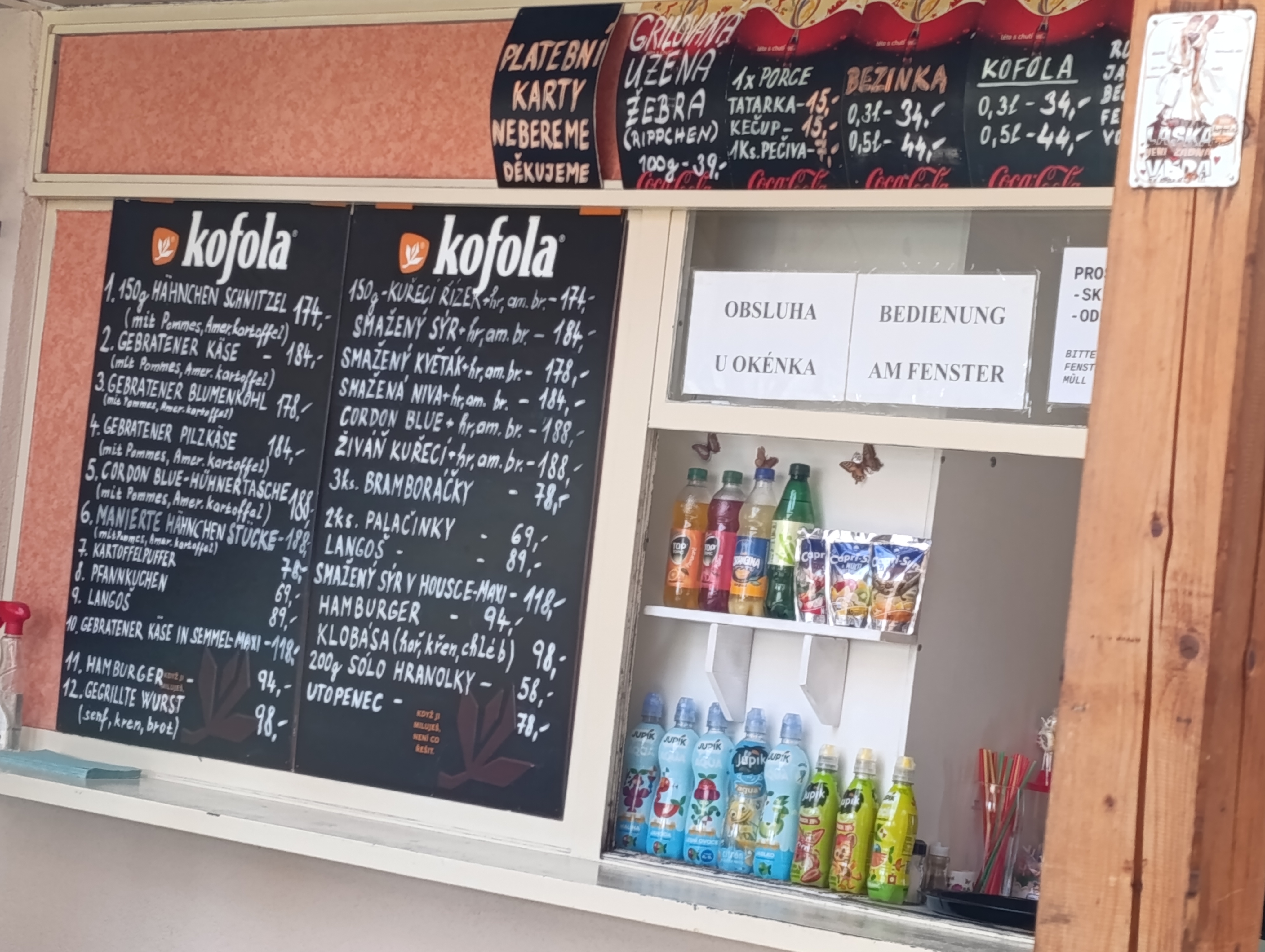 Restaurace u železničního přejezdu foto 2