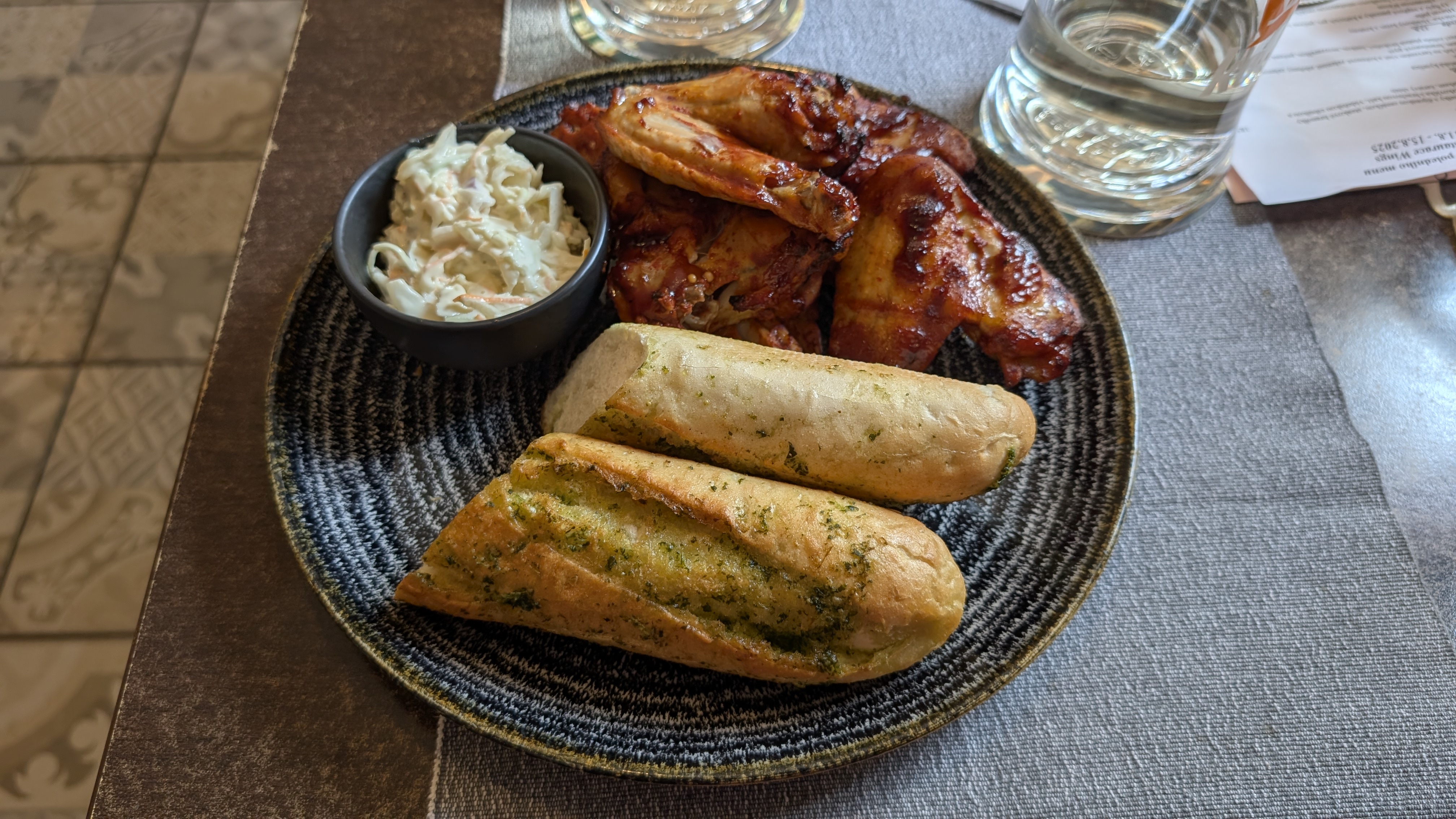Wings cafe a restaurant foto 5