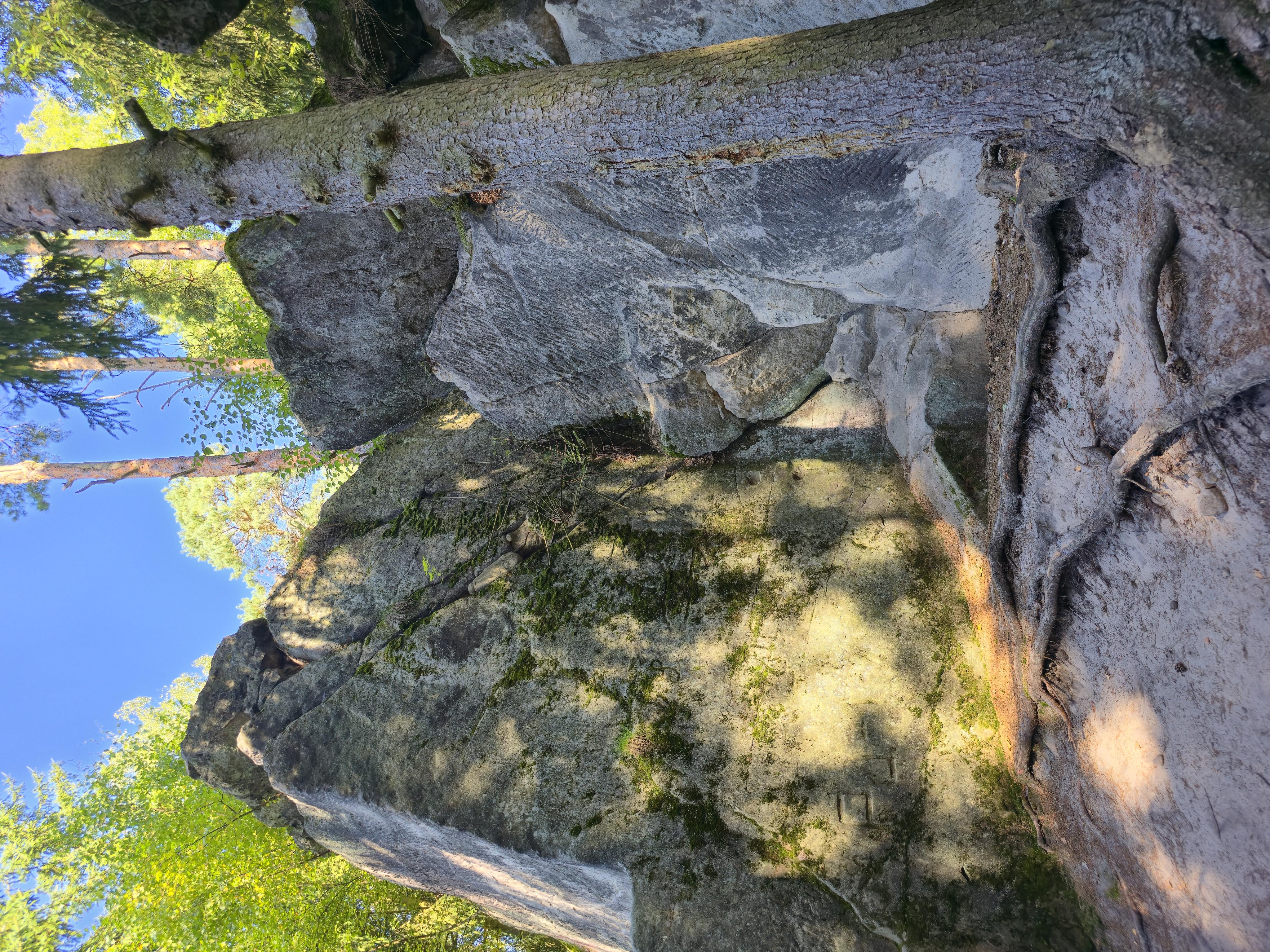 Sochy ve skalách foto 6