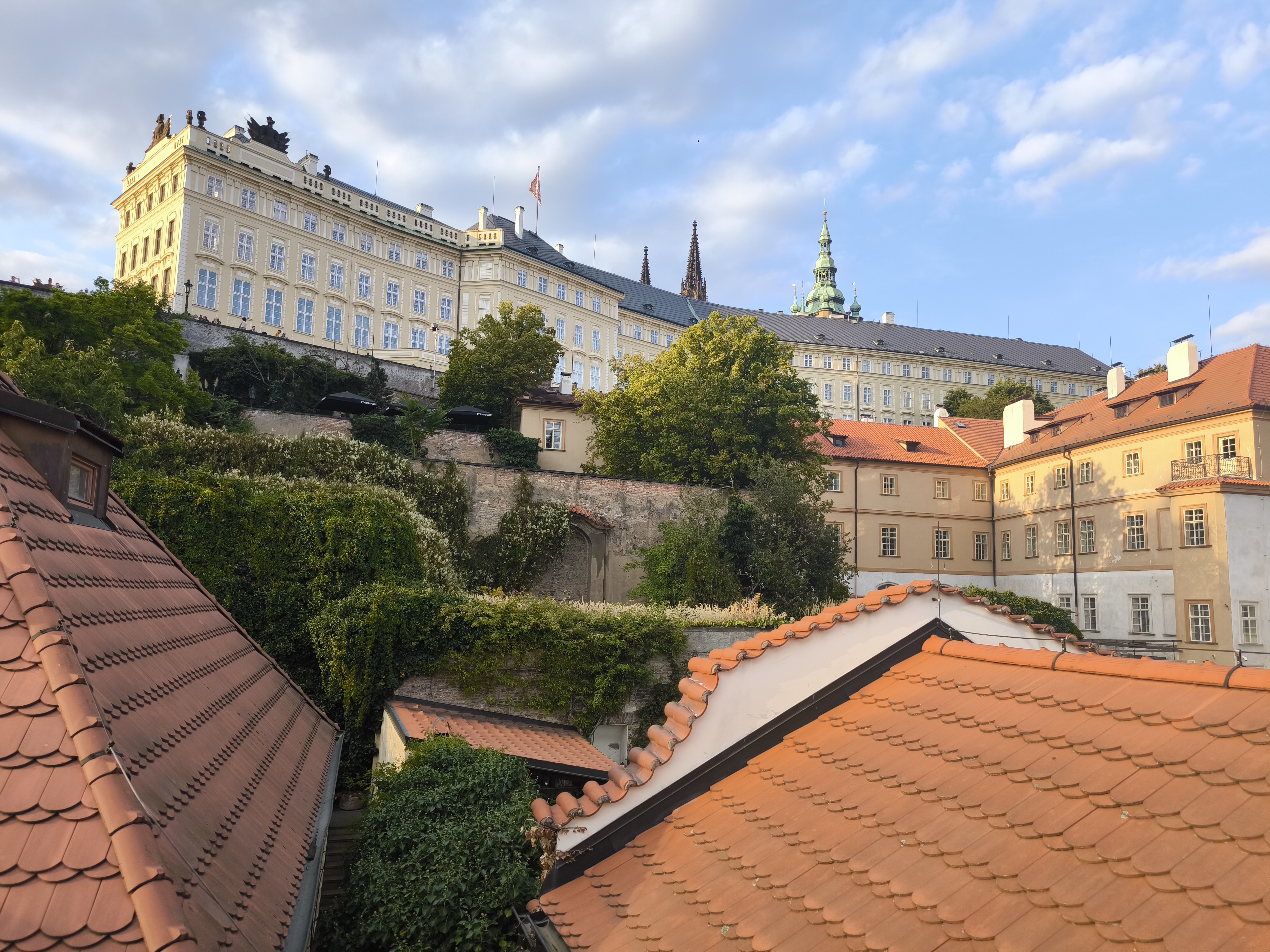 The Golden Wheel Hotel by LH foto 4