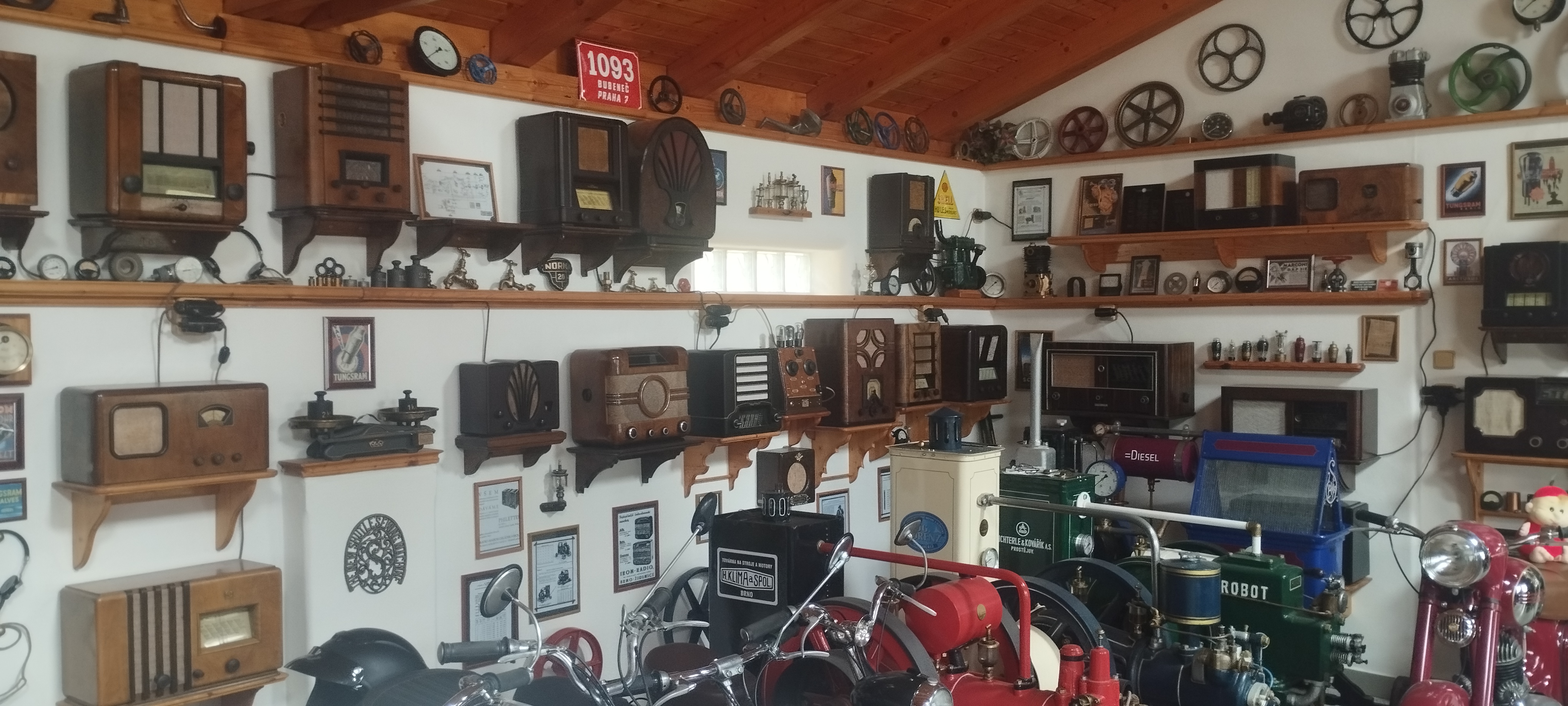 Muzeum historických rádií a stabilních motorů foto 6