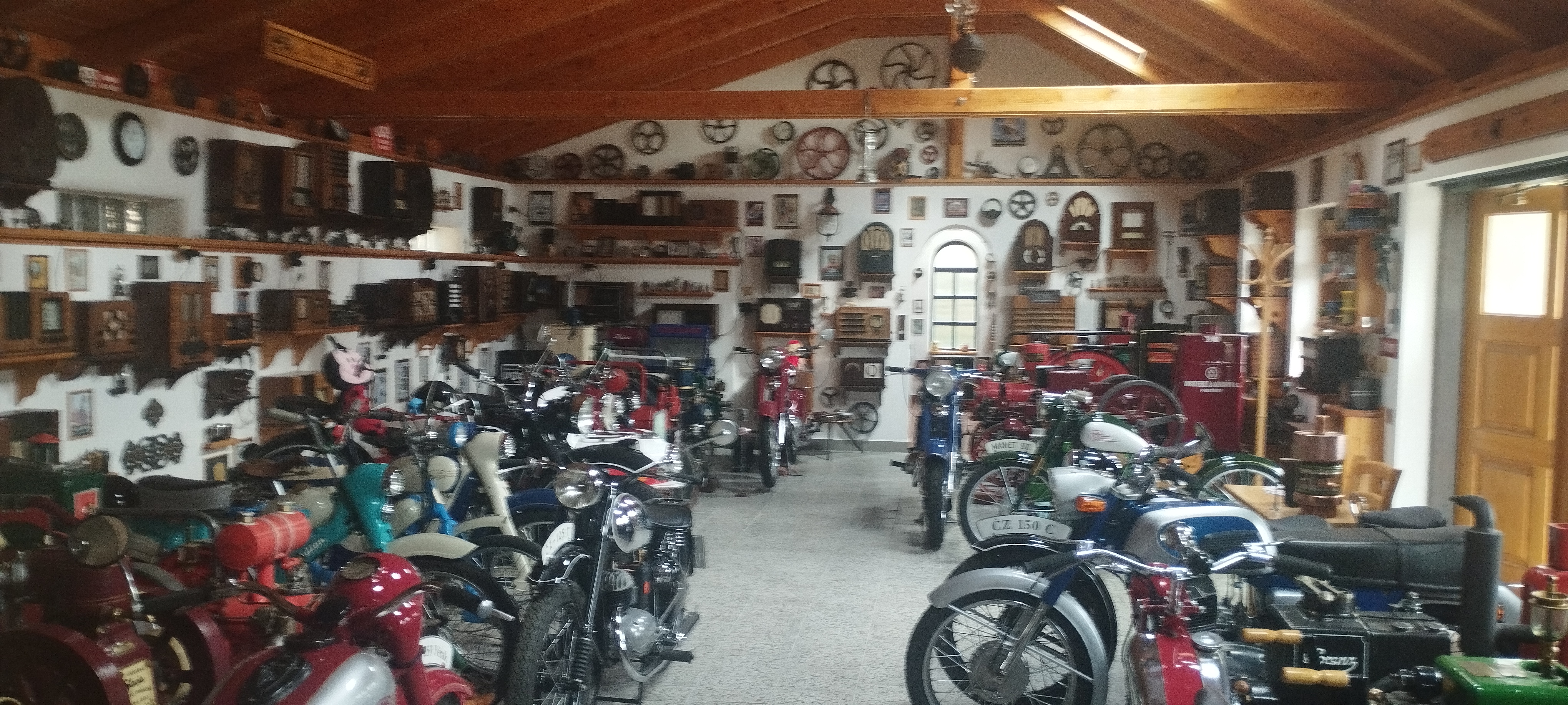 Muzeum historických rádií a stabilních motorů foto 6