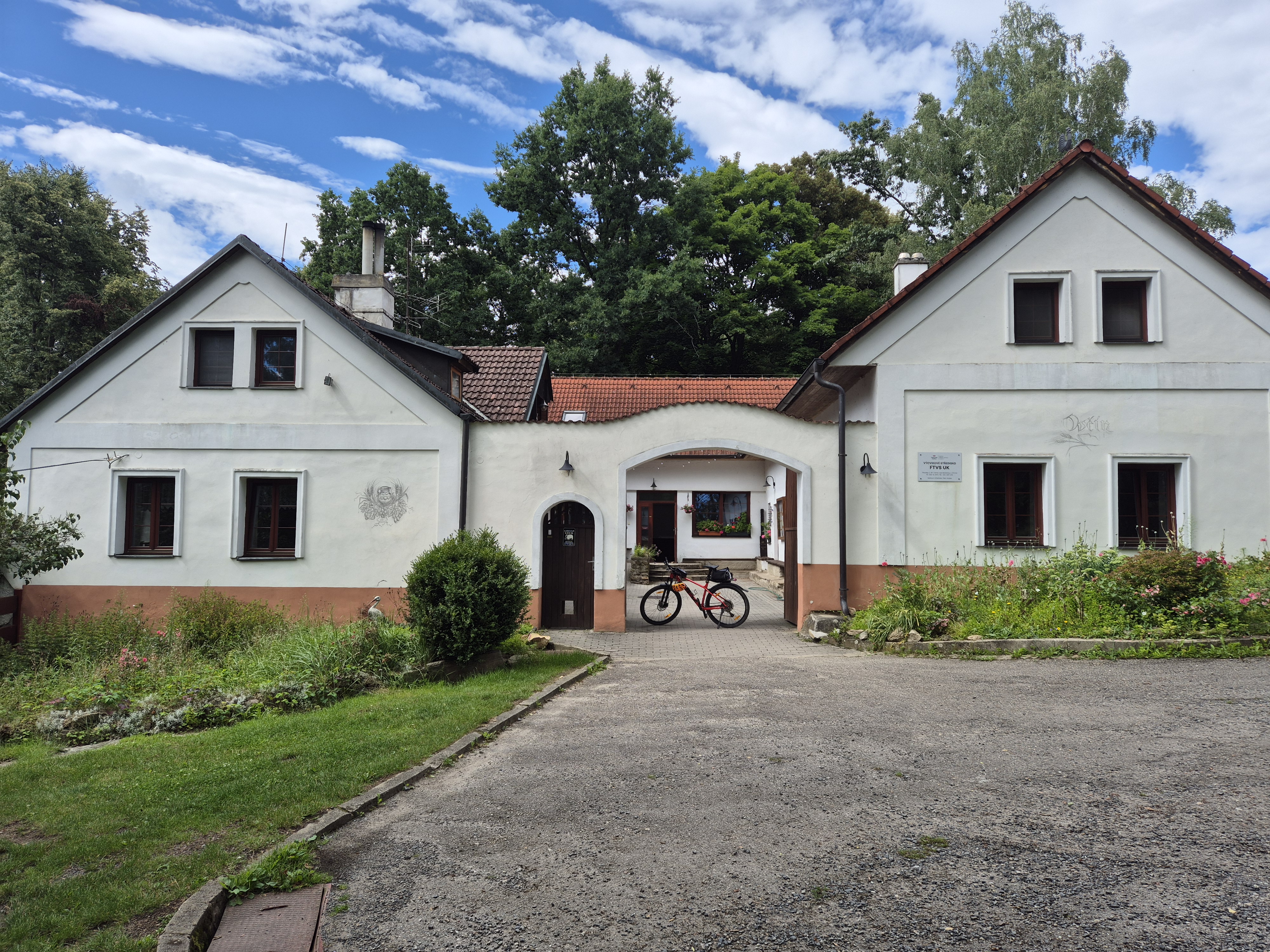 Ovčín - Výcvikové středisko UK FTVS foto 2