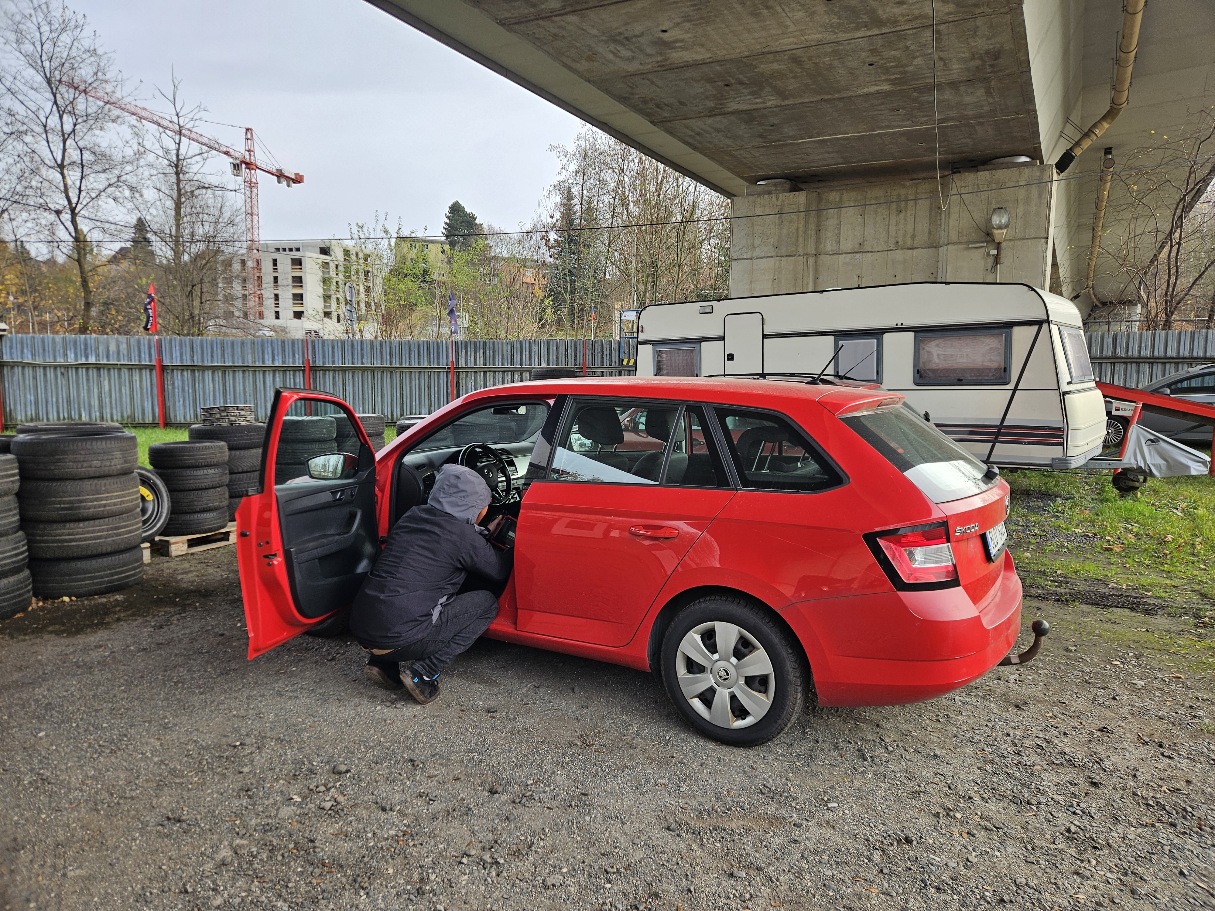 Autobazar pod mostem foto 2