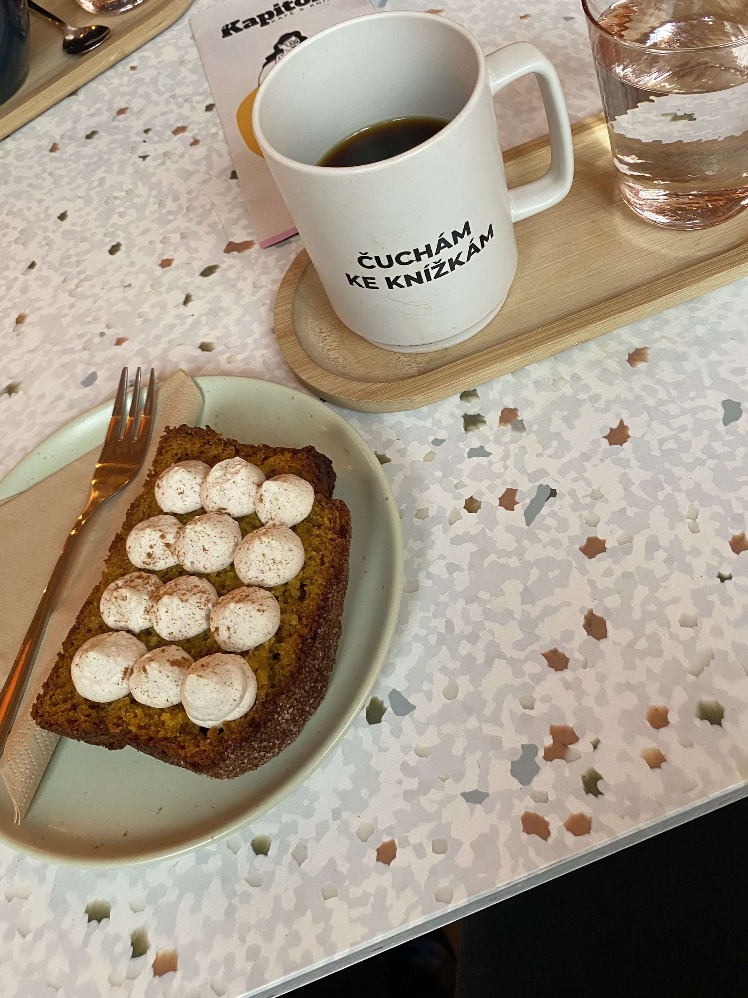 Kapitola kafe & knihy foto 6