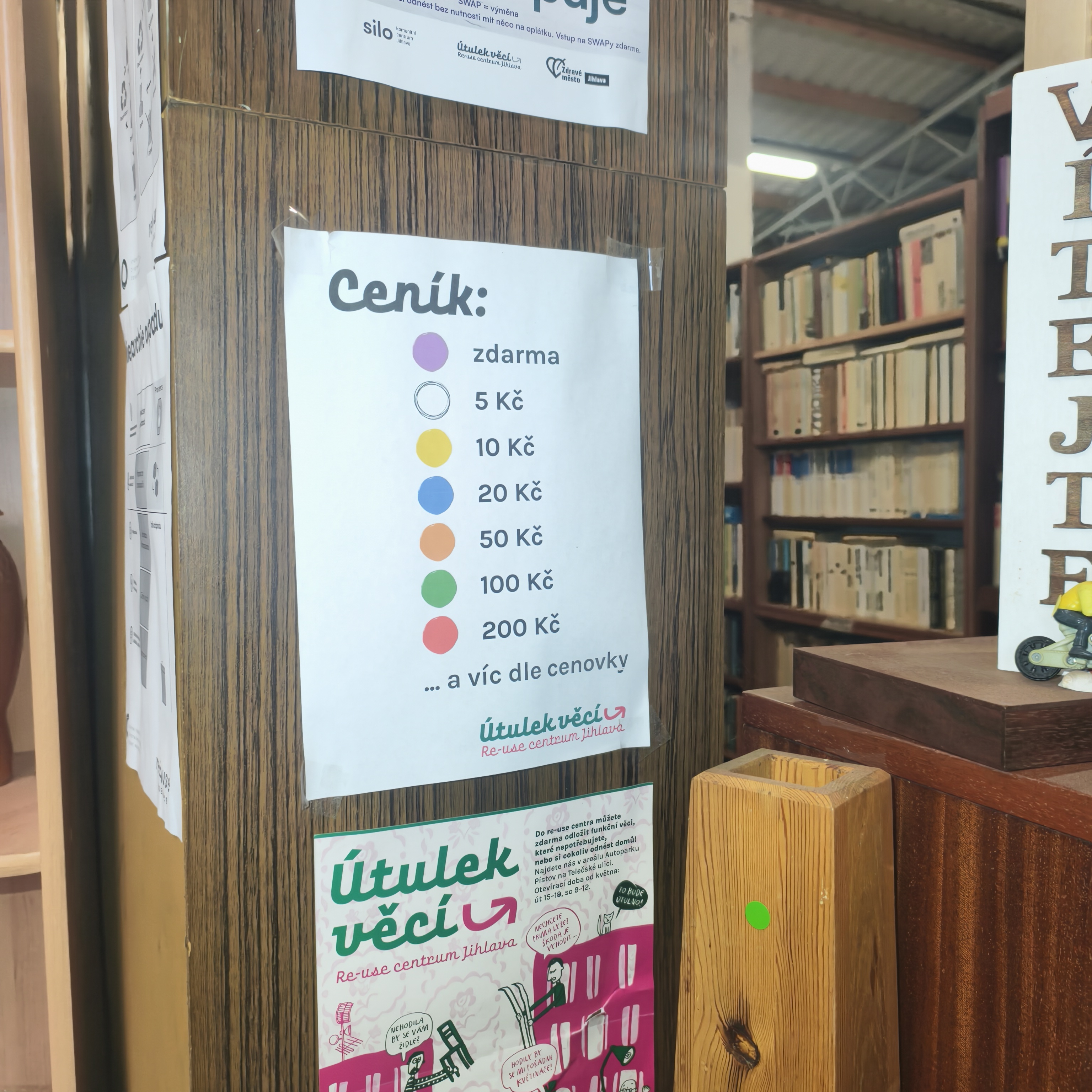 Útulek věcí - velké re-use centrum foto 2