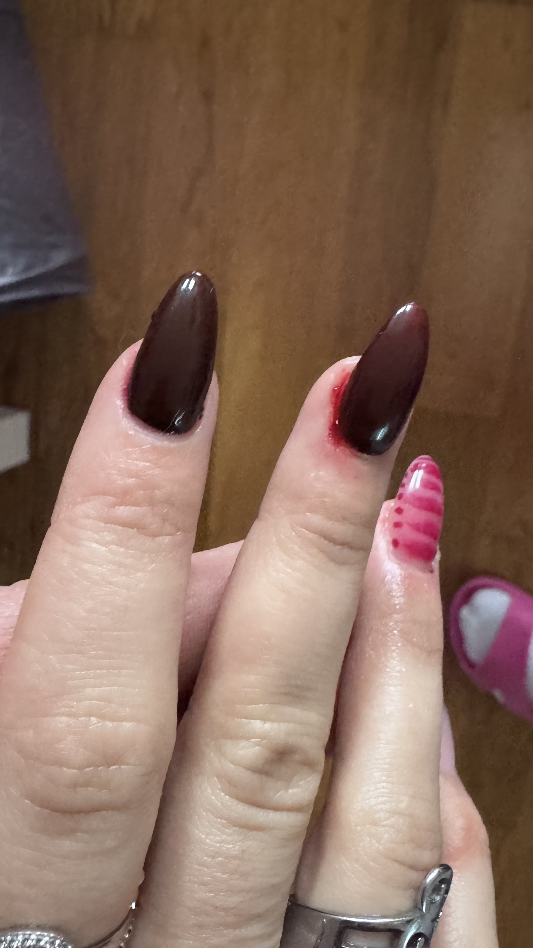 Globe Nail foto 1