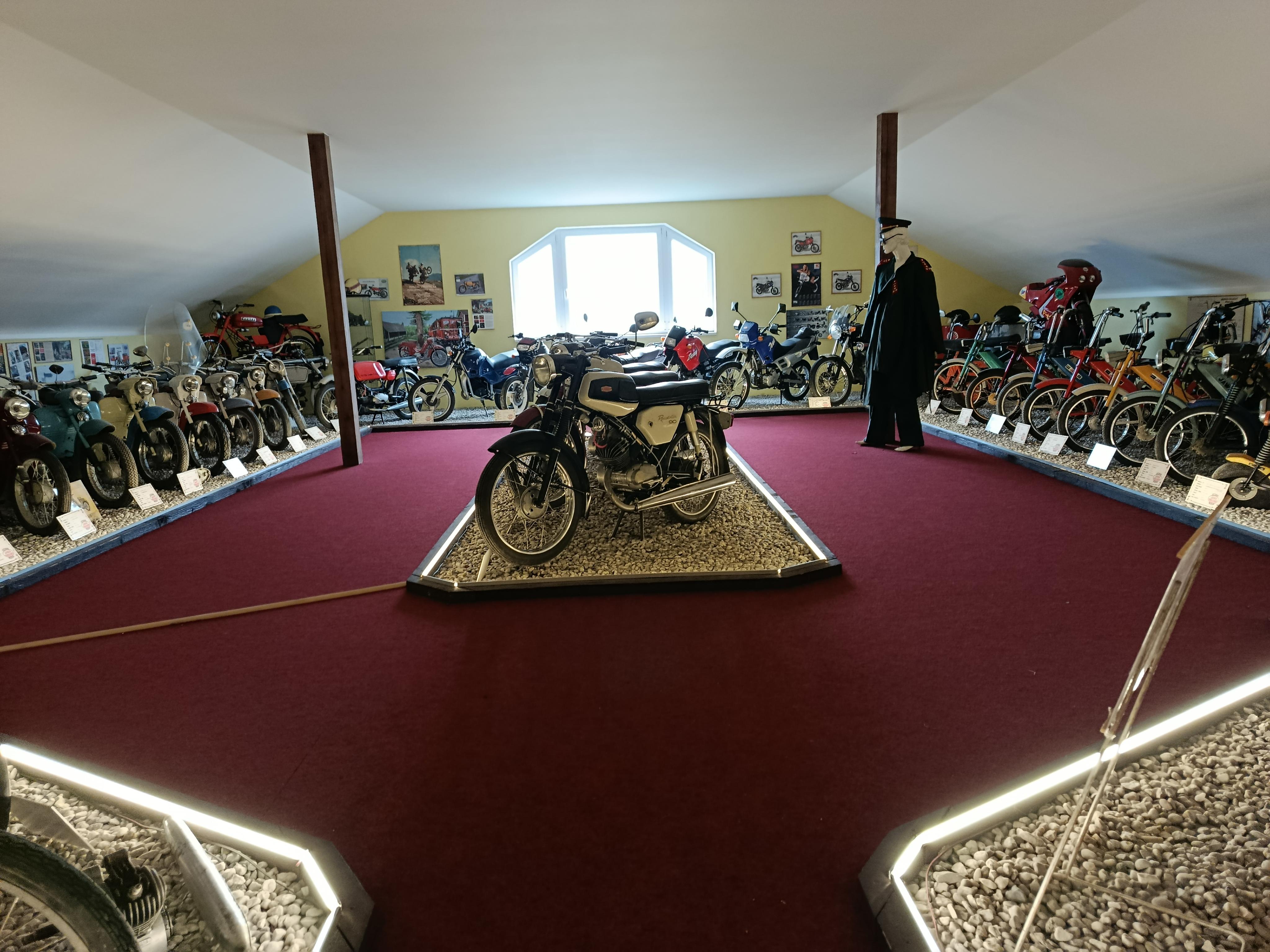 Muzeum historických motocyklů JAWA foto 6