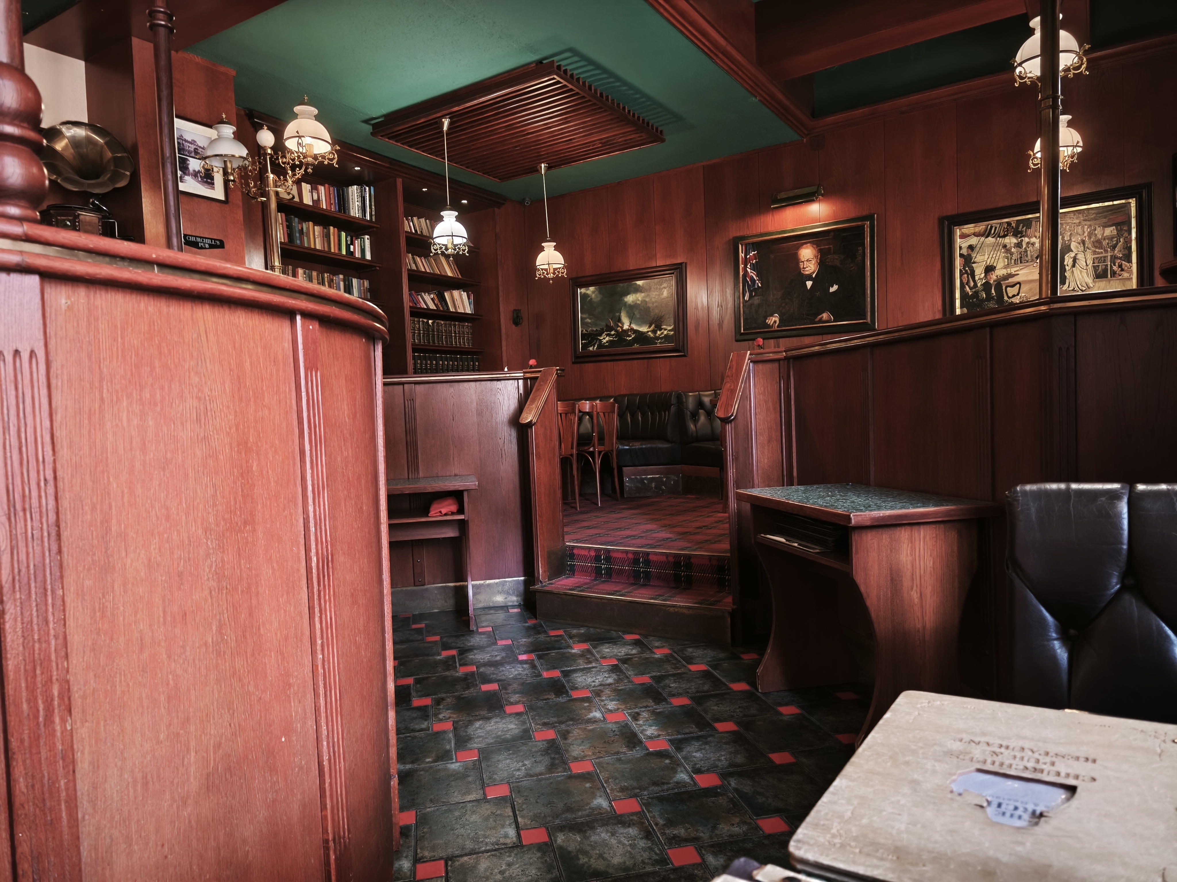 Churchill's Pub & Restaraunt foto 1