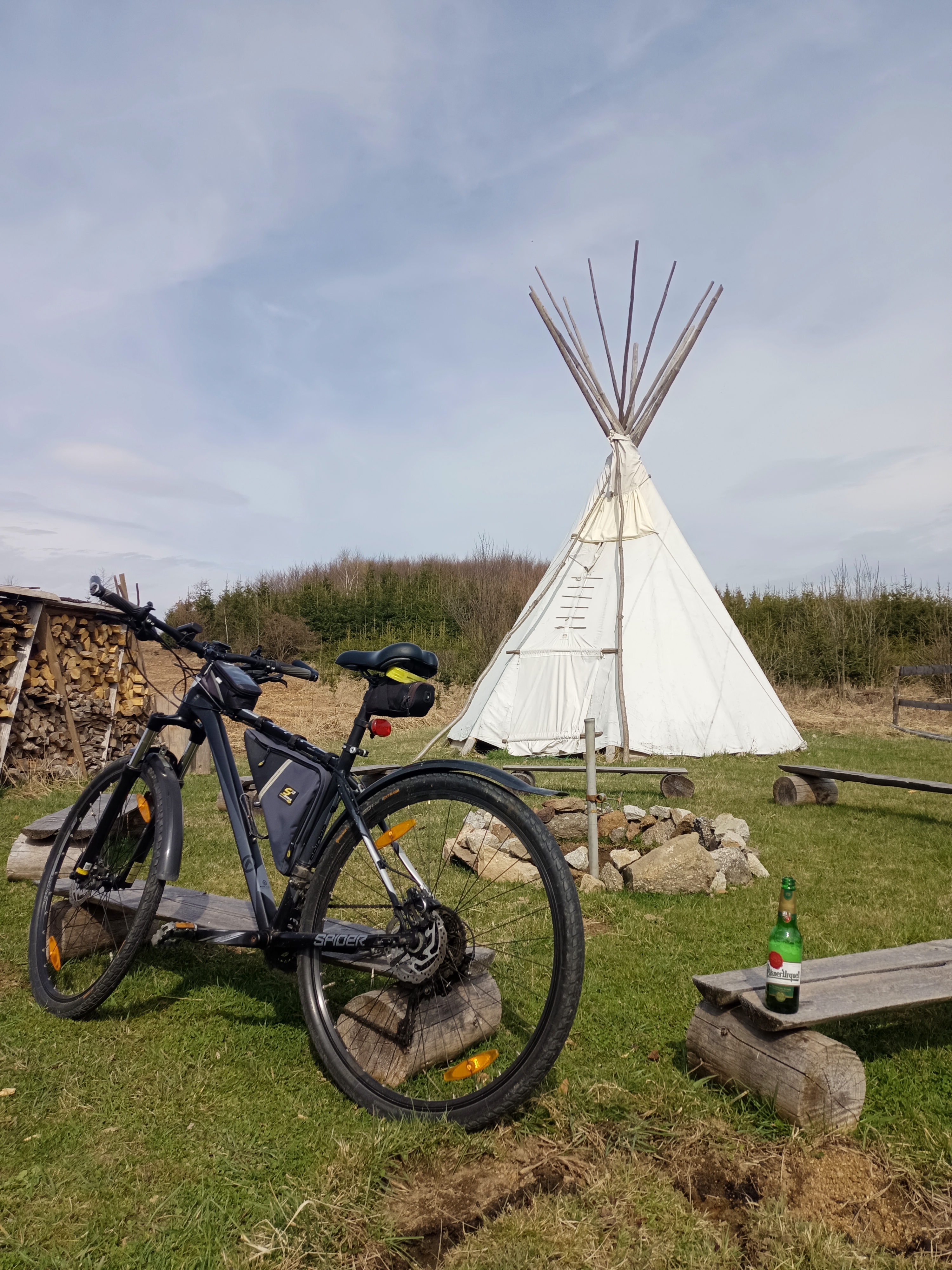 Teepee na louce foto 3
