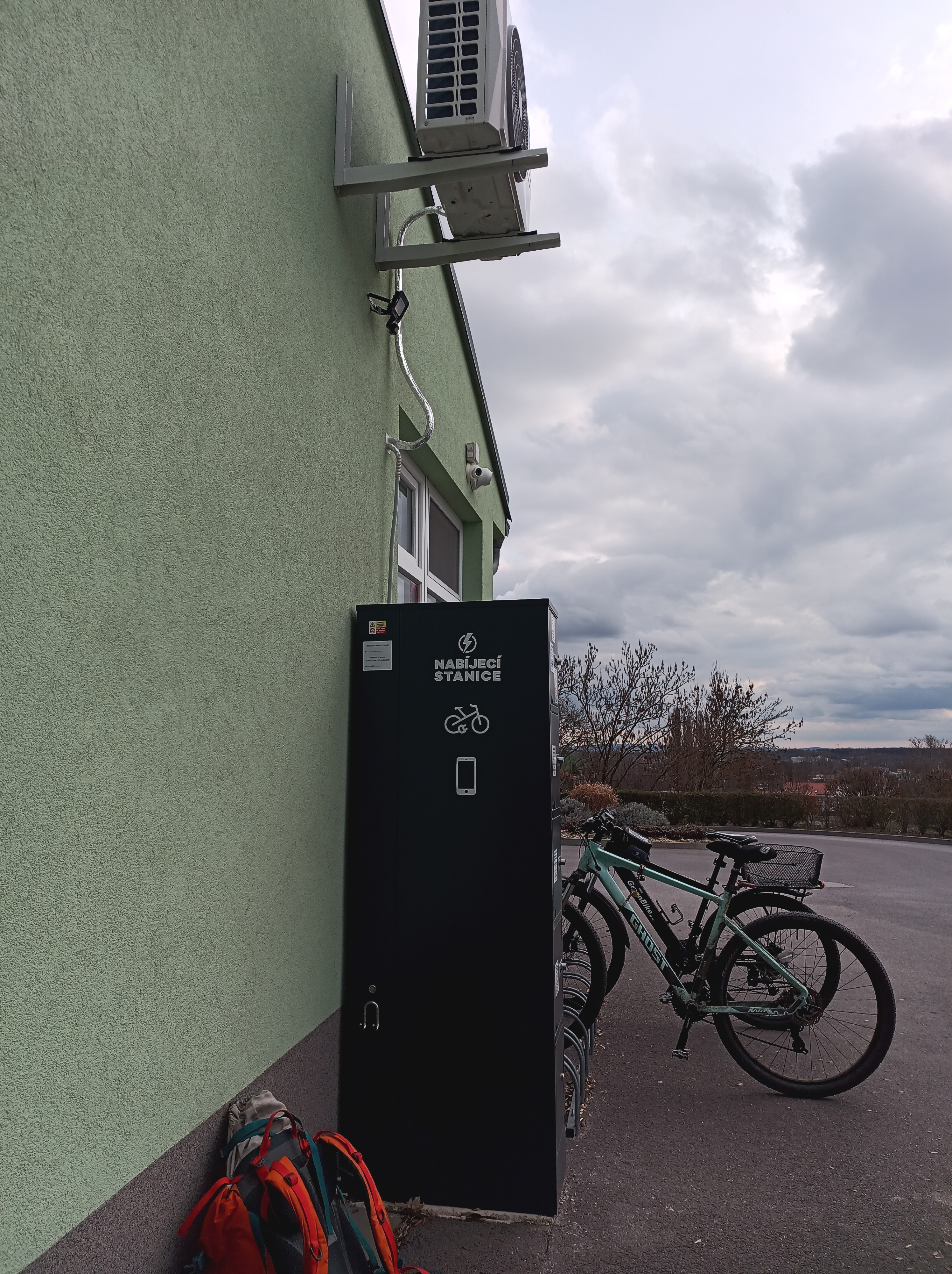 Nabíjecí stanice pro elektrokola a mobilní zařízení foto 3