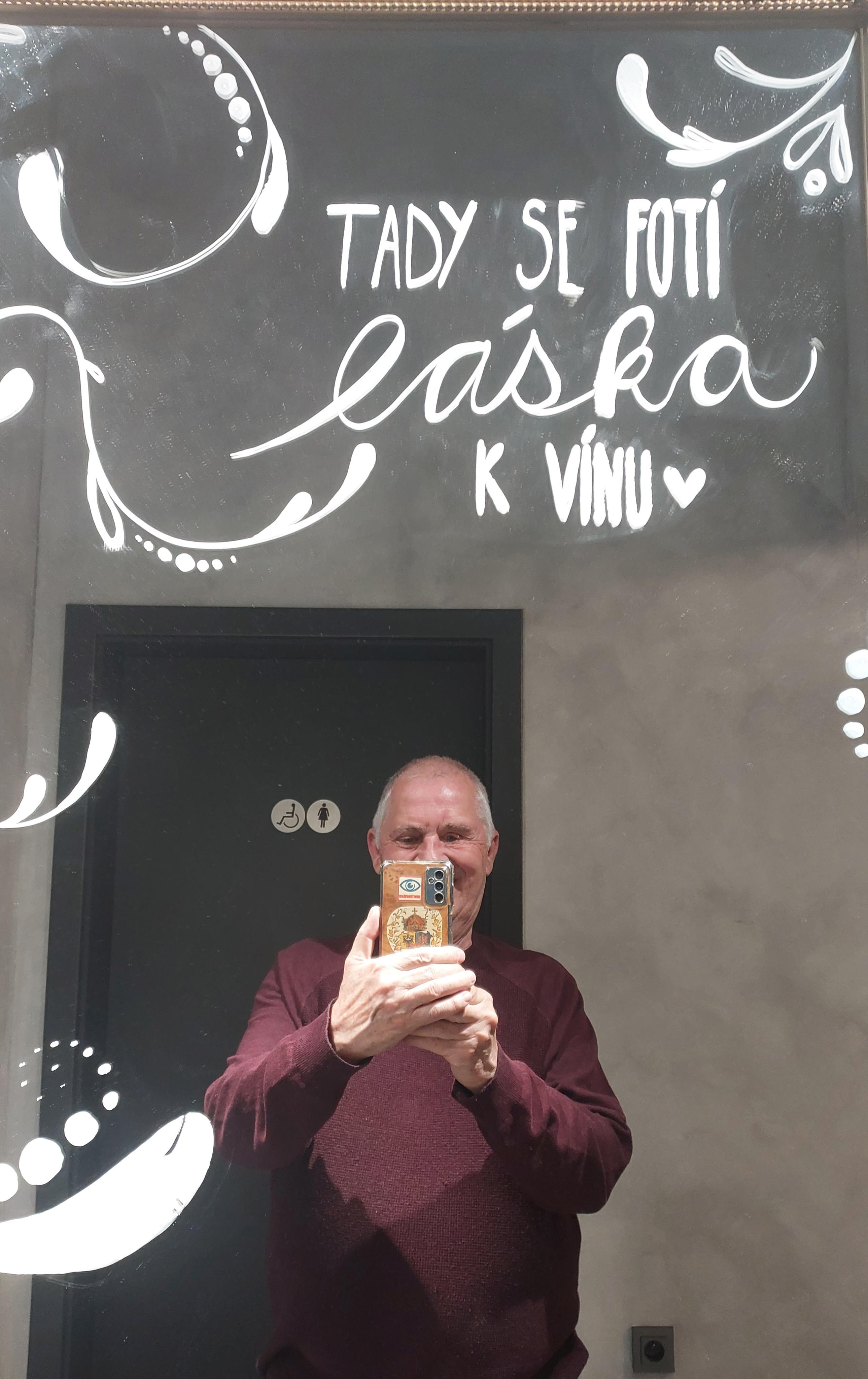 MEZI VÍNY - wine bar & shop foto 5